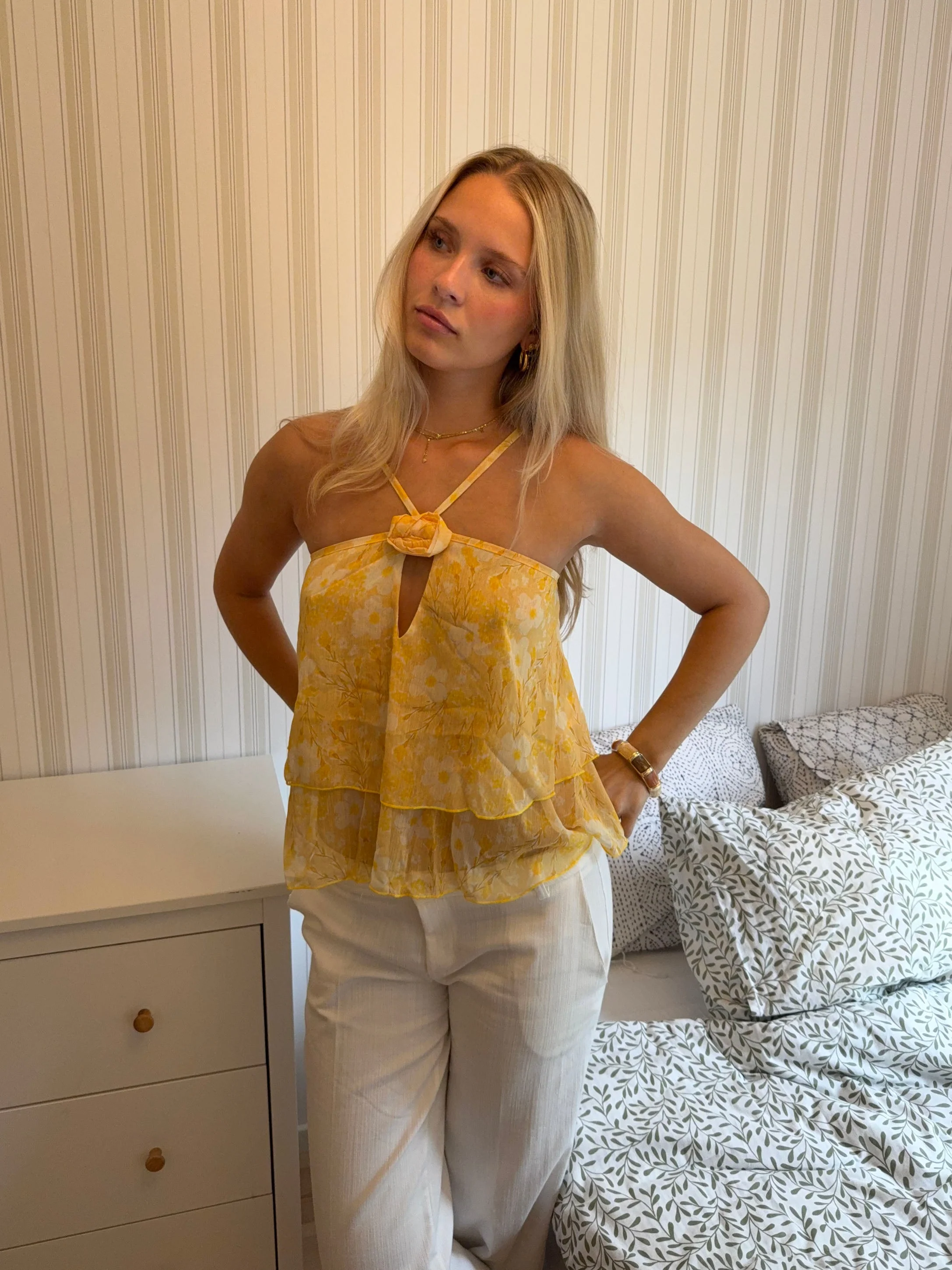Albertia top with flower – Yellow/white