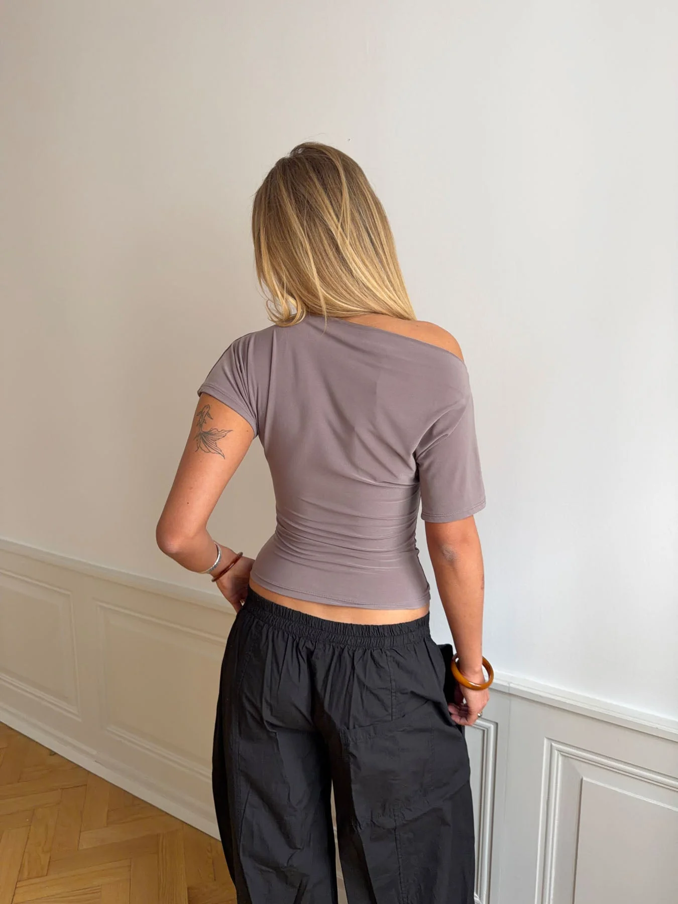 Florine fitted t-shirt – Taupe 3 Florine fitted t-shirt – Taupe