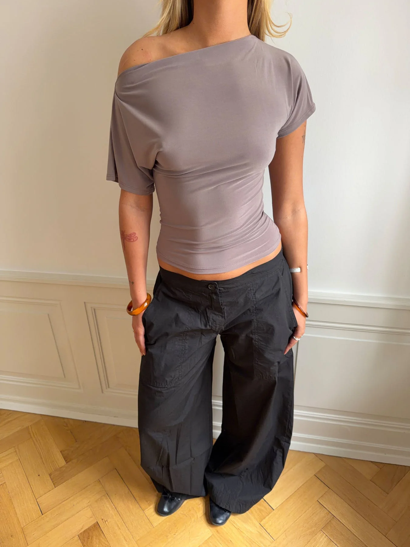 Florine fitted t-shirt – Taupe 4 Florine fitted t-shirt – Taupe