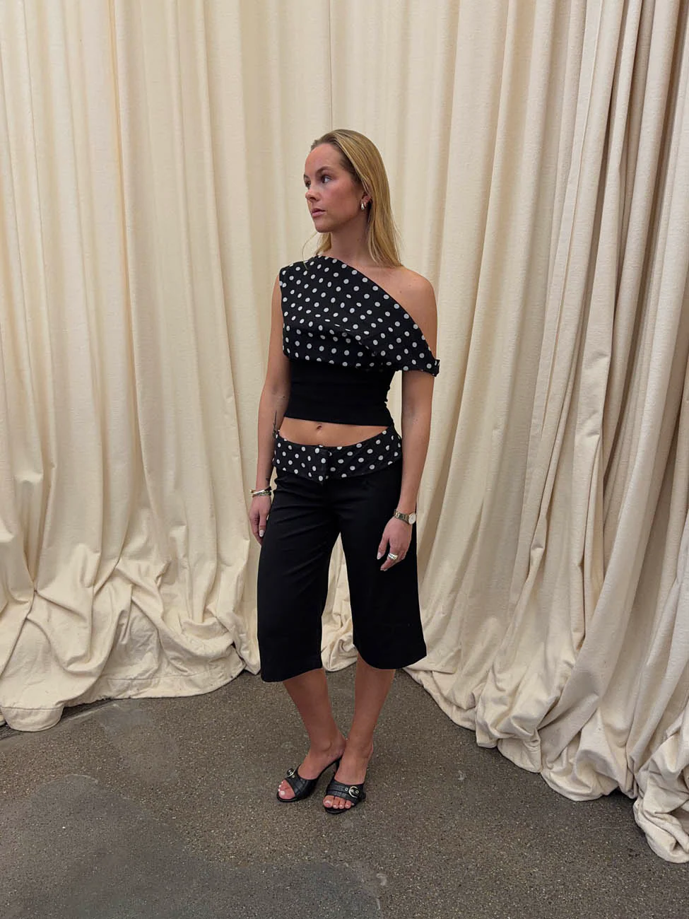 Calsia capri pants with polkadots – Black