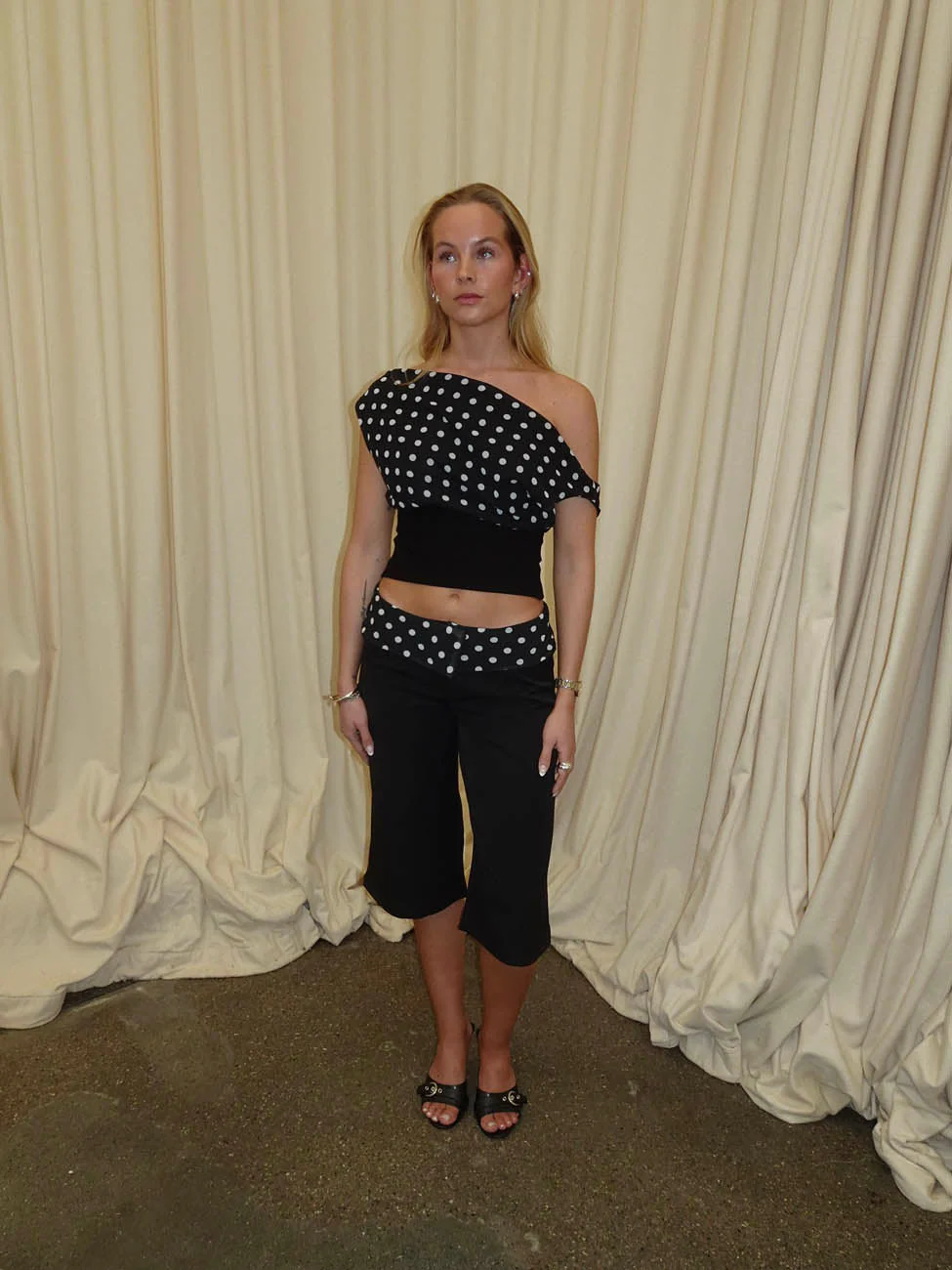 Calsia capri pants with polkadots – Black 10 Calsia capri pants with polkadots – Black