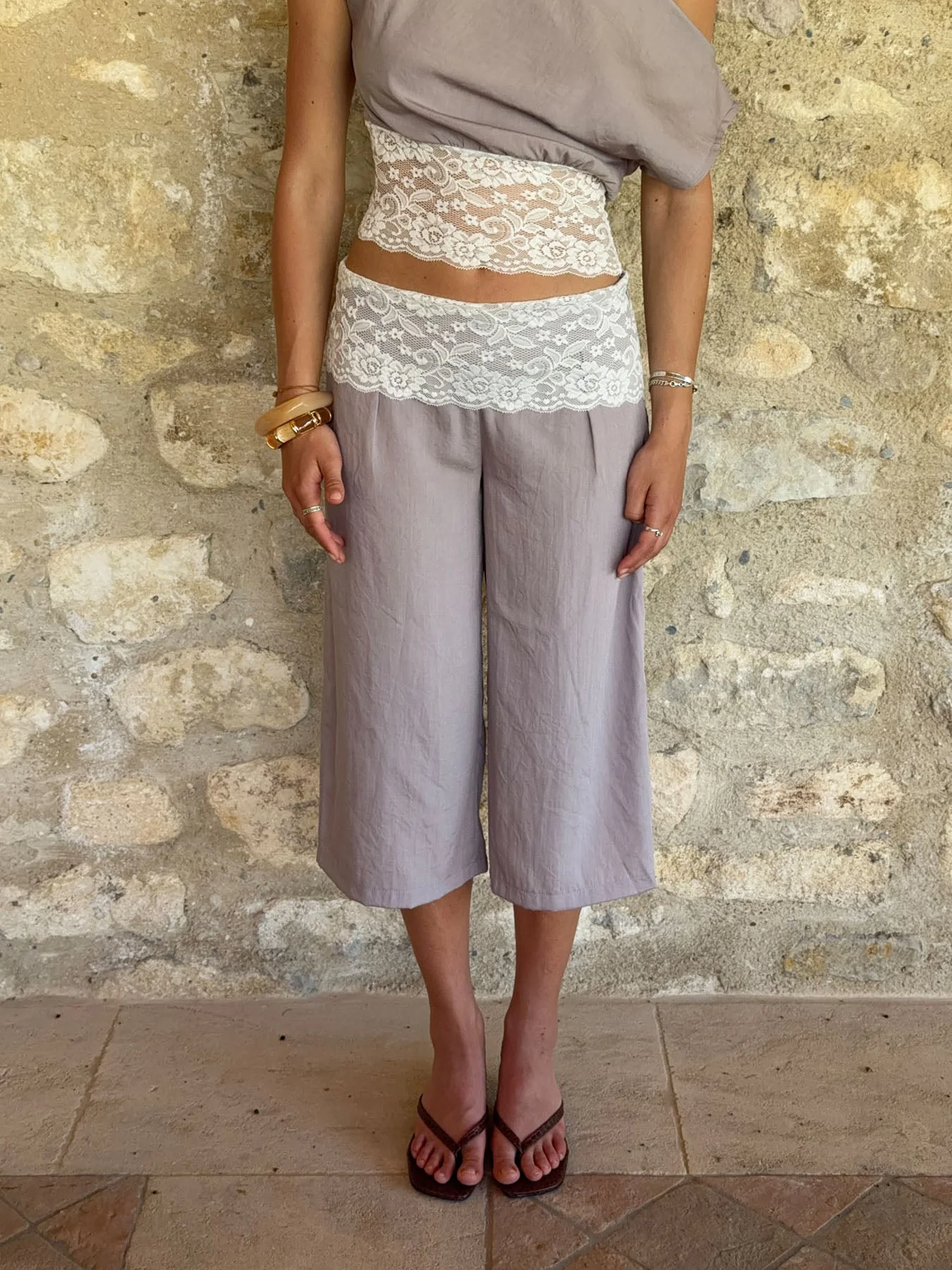 Camina loose caprishorts with lace - Beige/white 2 Camina loose caprishorts with lace - Beige/white