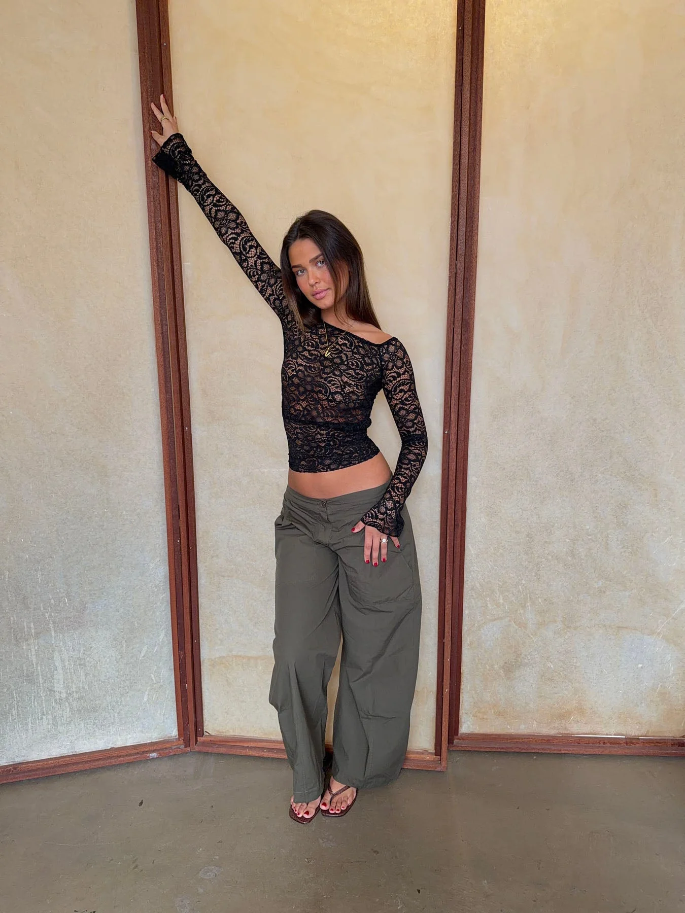 Carla off shoulder top in lace - Sort 13 Carla off shoulder top in lace - Sort