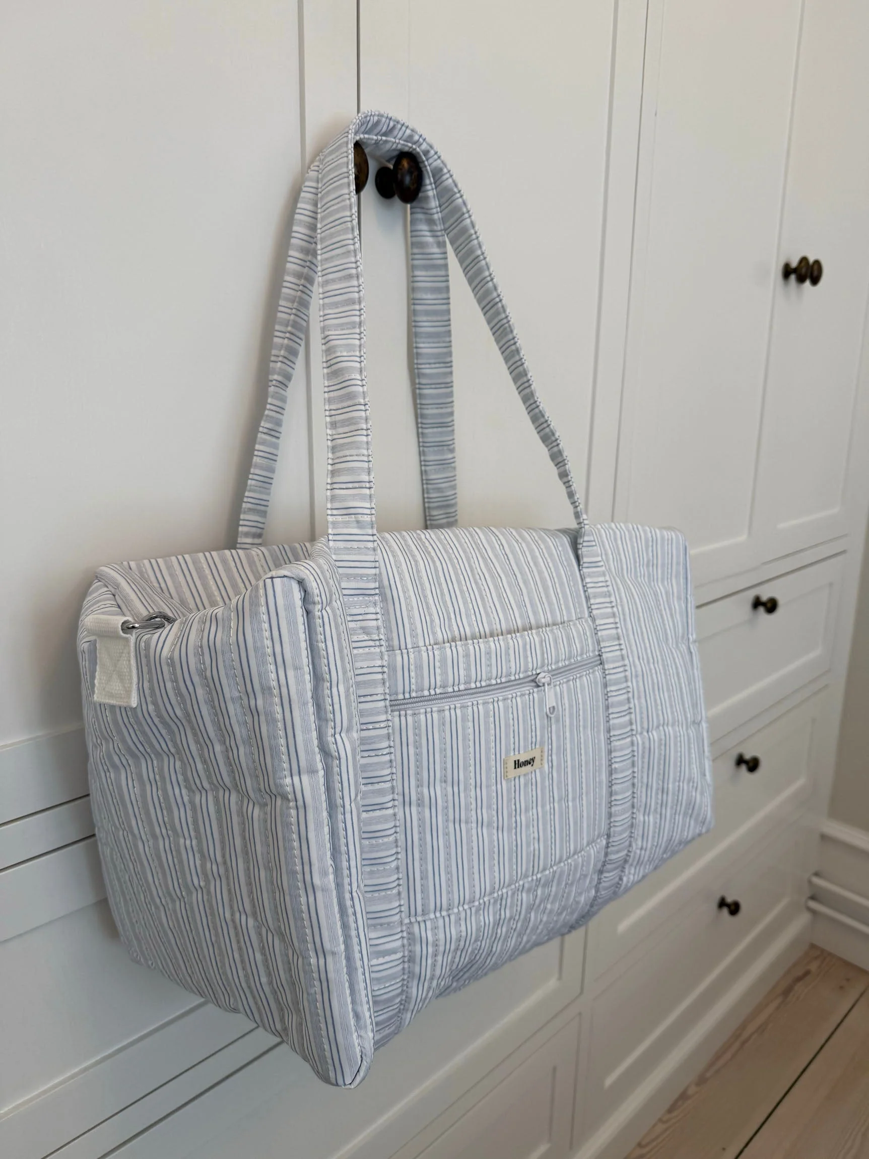 Honey large bag with crossbody strap – White with blue stripes 2 Honey large bag with crossbody strap – White with blue stripes
