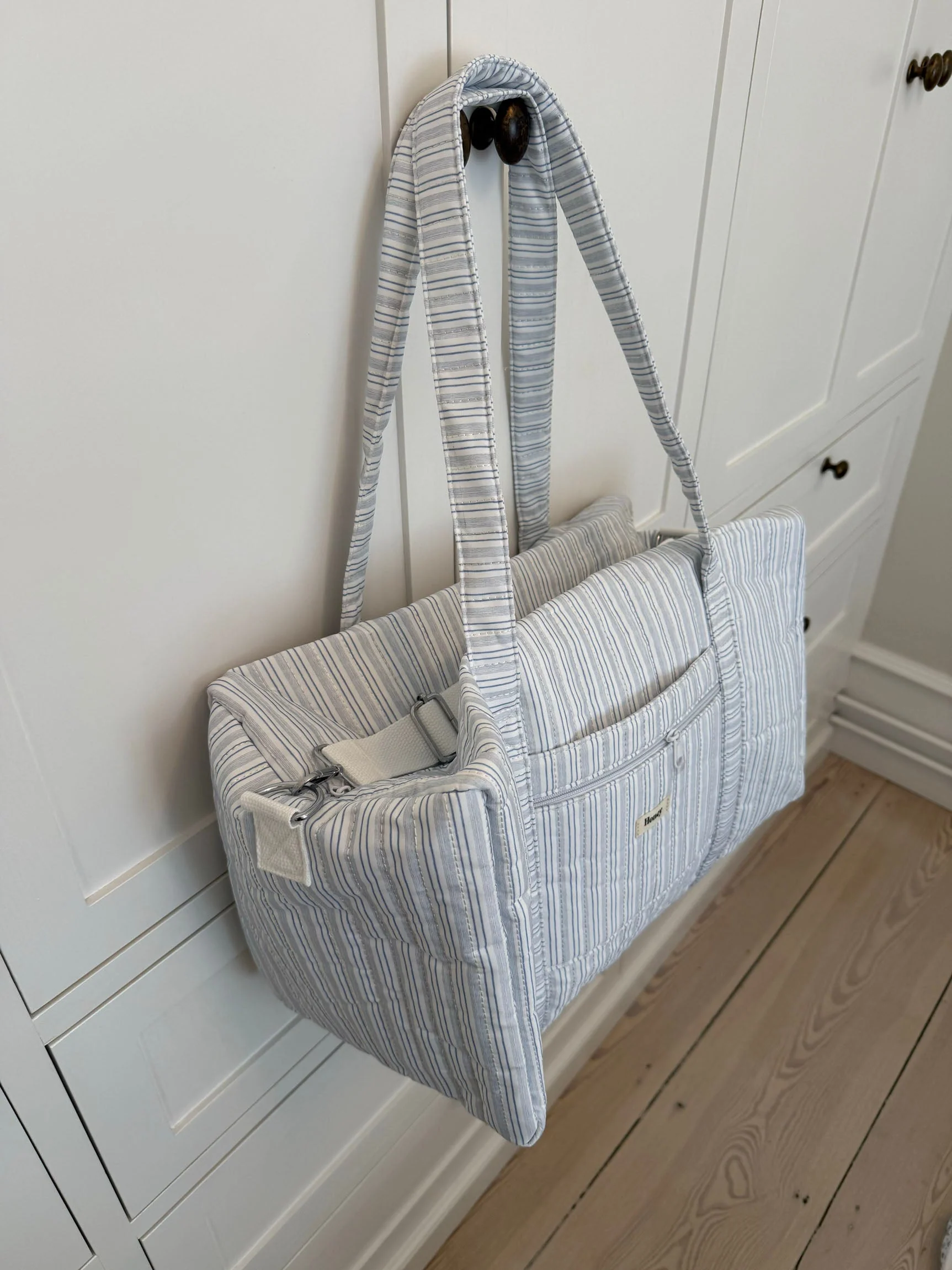 Honey large bag with crossbody strap – White with blue stripes 3 Honey large bag with crossbody strap – White with blue stripes