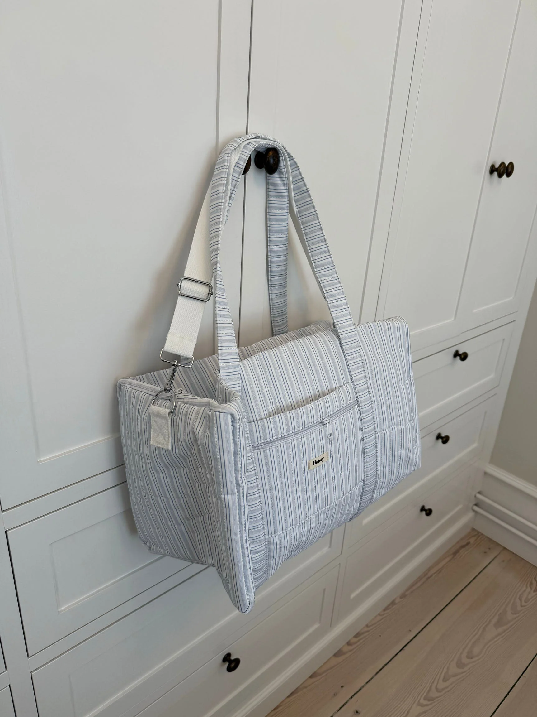 Honey large bag with crossbody strap – White with blue stripes 4 Honey large bag with crossbody strap – White with blue stripes