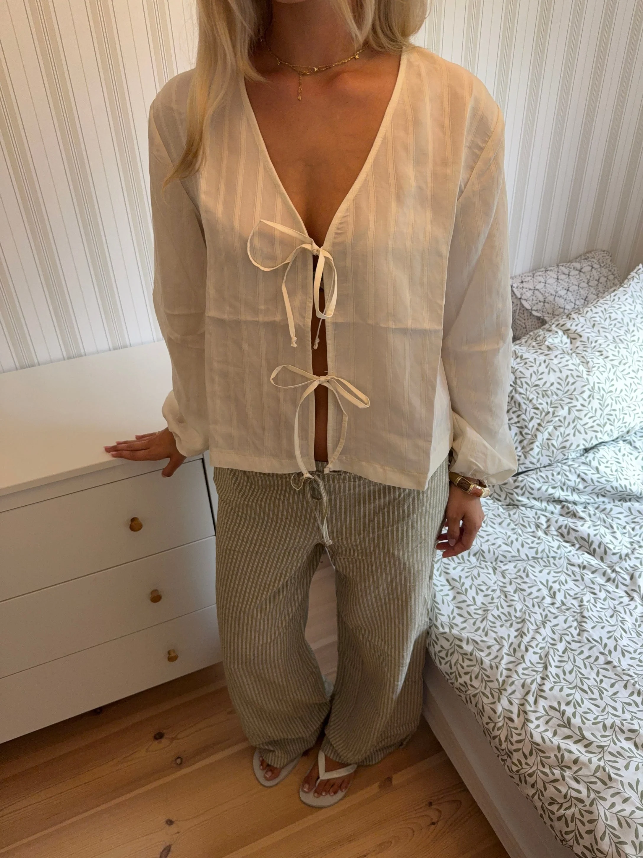 Tuniva shirt with tie details – Beige 2 Tuniva shirt with tie details – Beige