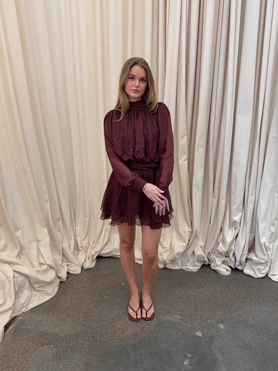 Tommeline polka dotted dress with tie – Burgundy