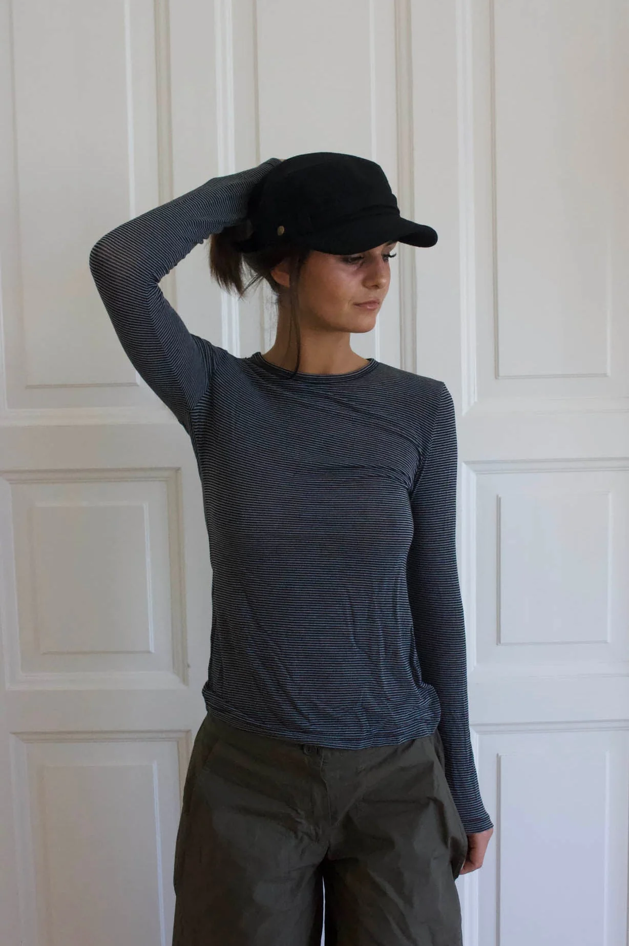 Myra cap with details - Black 5 Myra cap with details - Black