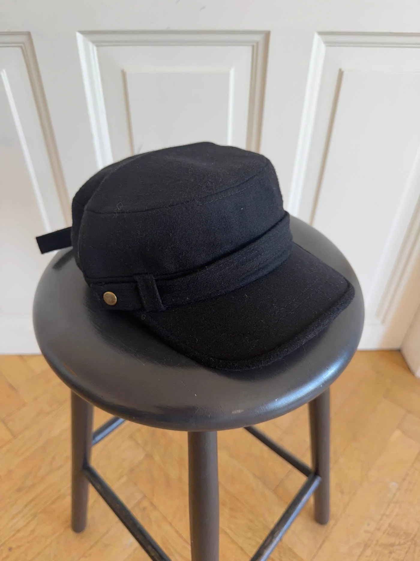 Myra cap with details - Black 9 Myra cap with details - Black