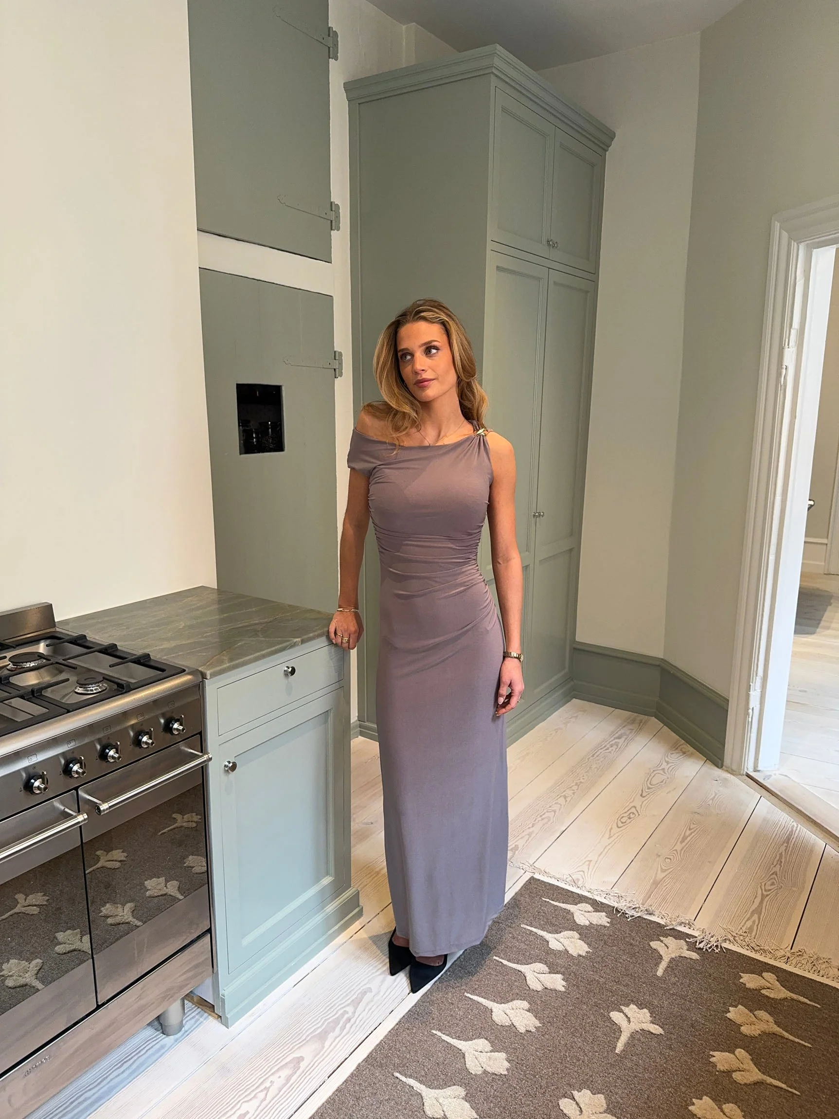 Mina off shoulder dress - Taupe 2 Mina off shoulder dress - Taupe