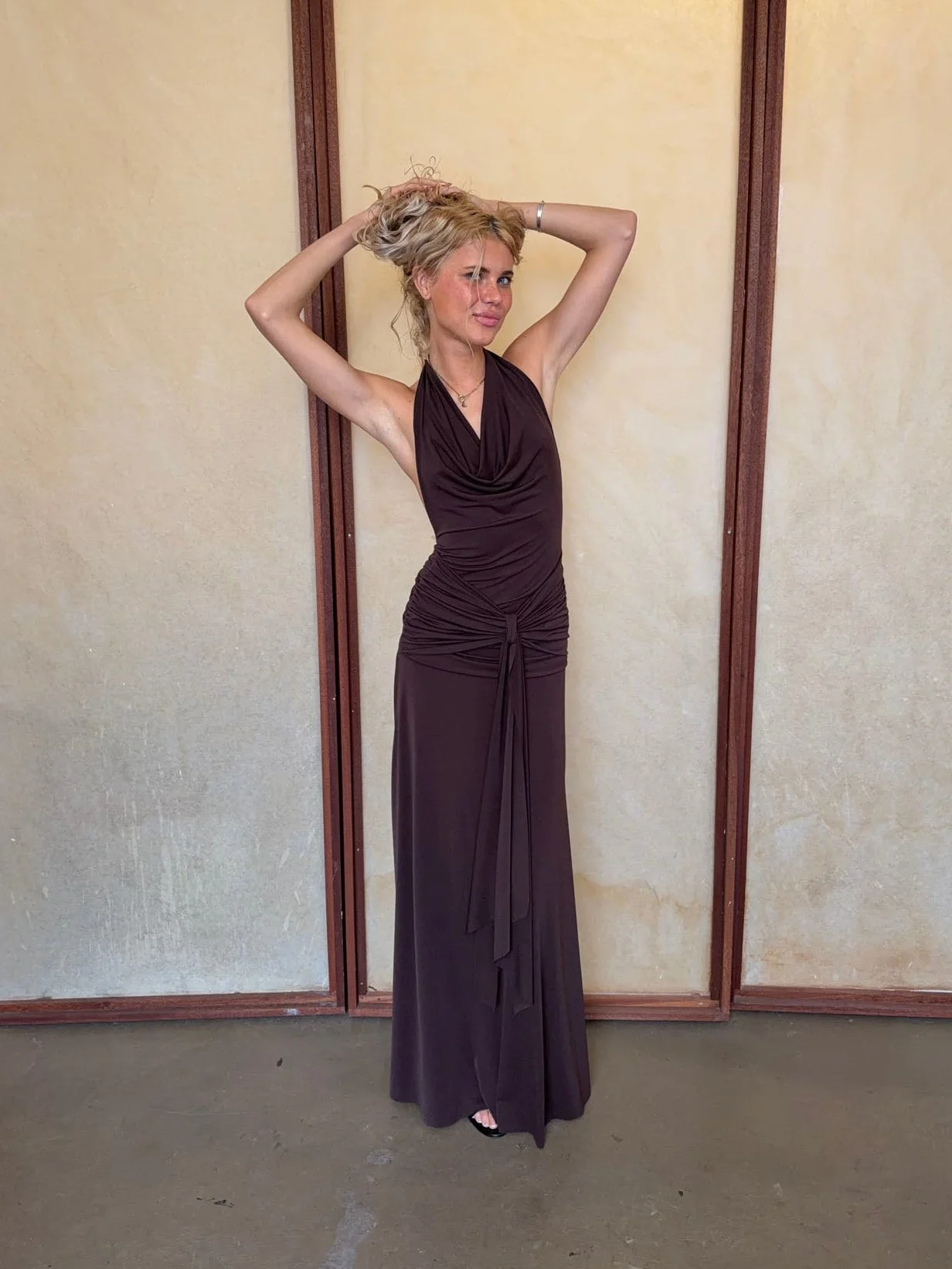 Redina dress with open back - Brown 1 Redina dress with open back - Brown