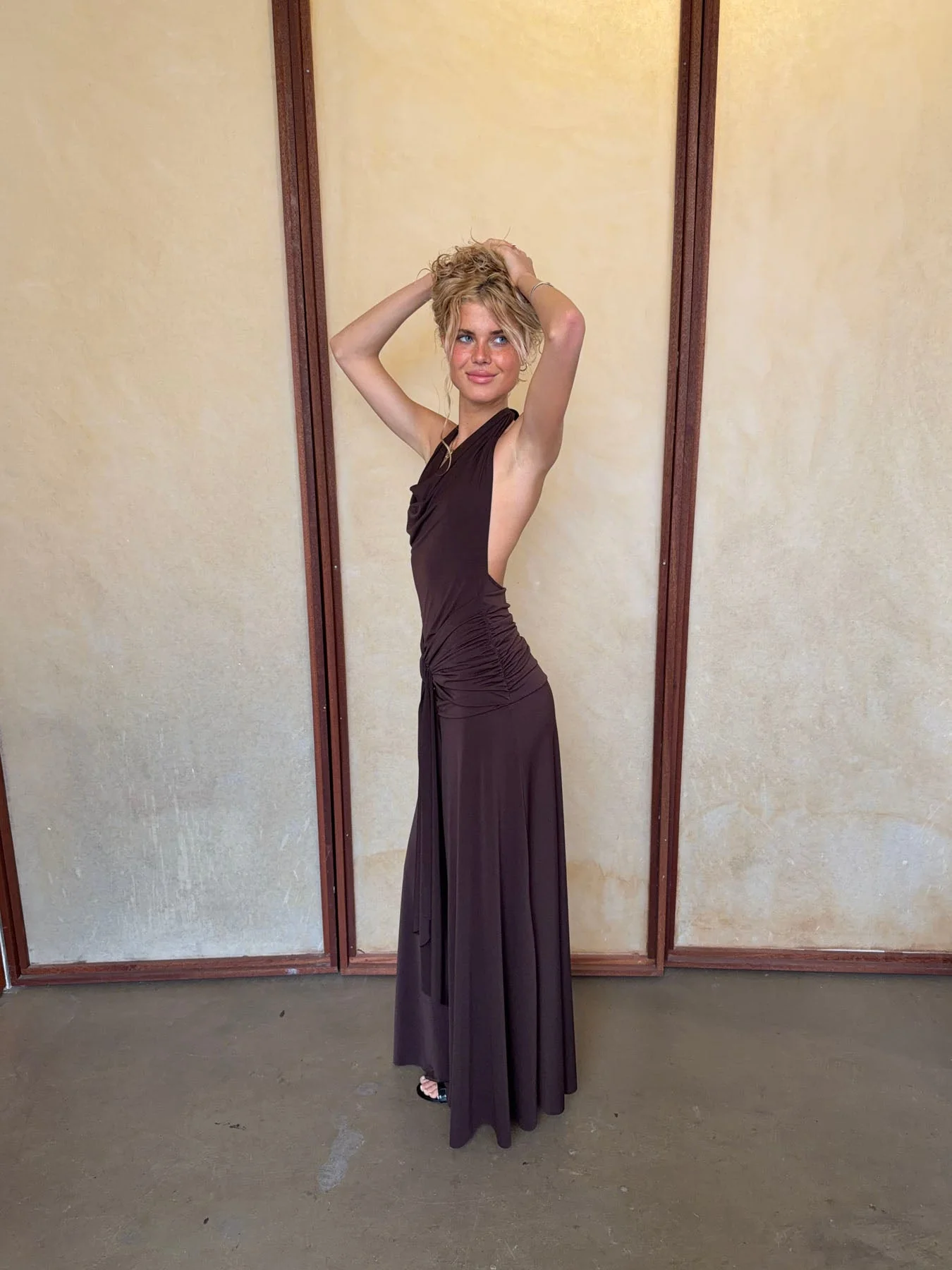 Redina dress with open back - Brown 2 Redina dress with open back - Brown