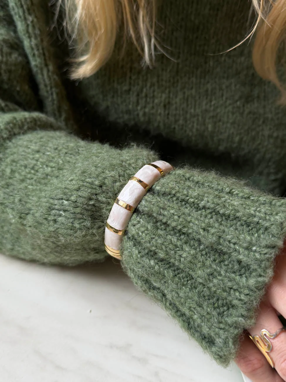 Eivora bracelet with stripes - Pearly/gold