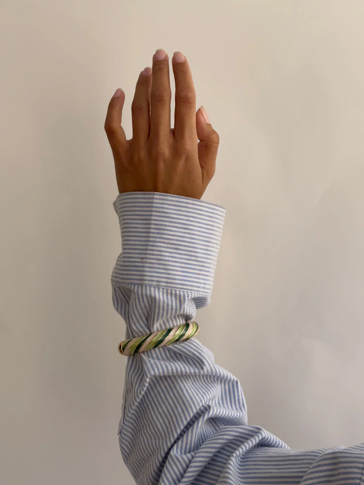 Eivora striped bangle – green/white/gold 4 Eivora striped bangle – green/white/gold