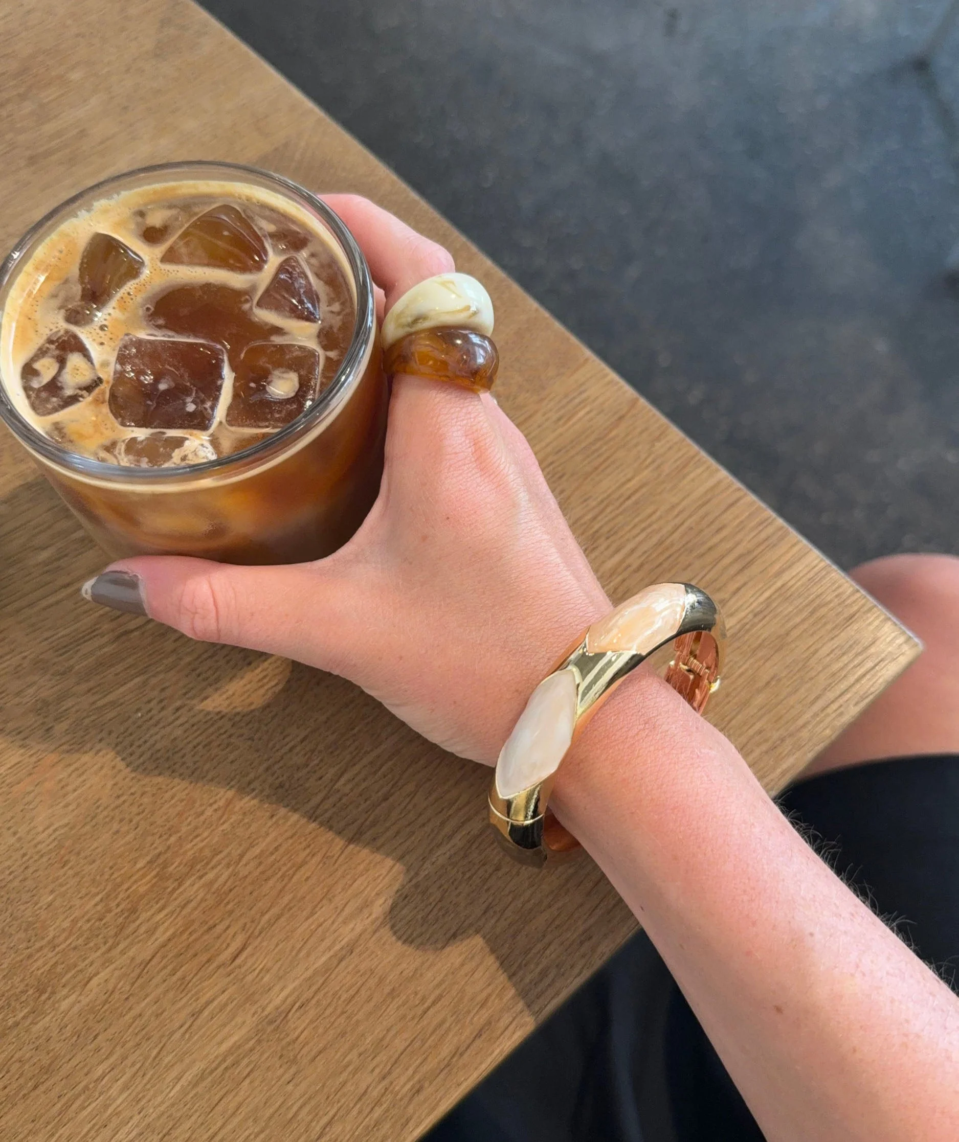 Tove bracelet with details – Nude/brown/gold 1 Tove bracelet with details – Nude/brown/gold