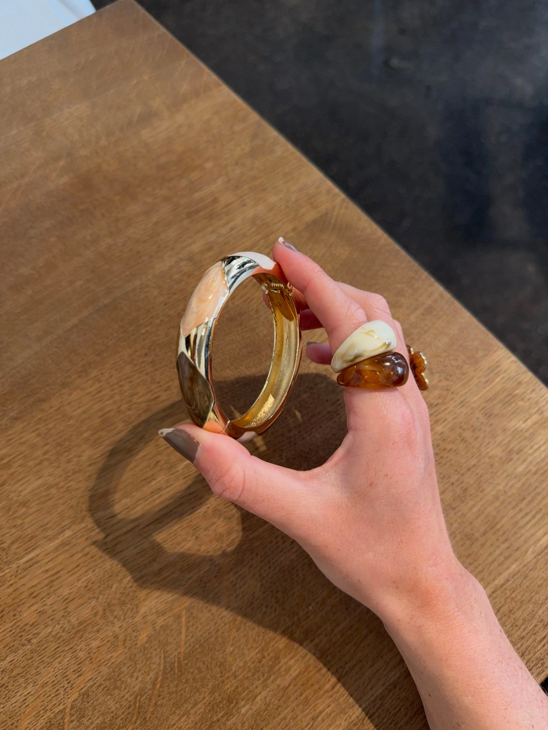 Tove bracelet with details – Nude/brown/gold 2 Tove bracelet with details – Nude/brown/gold