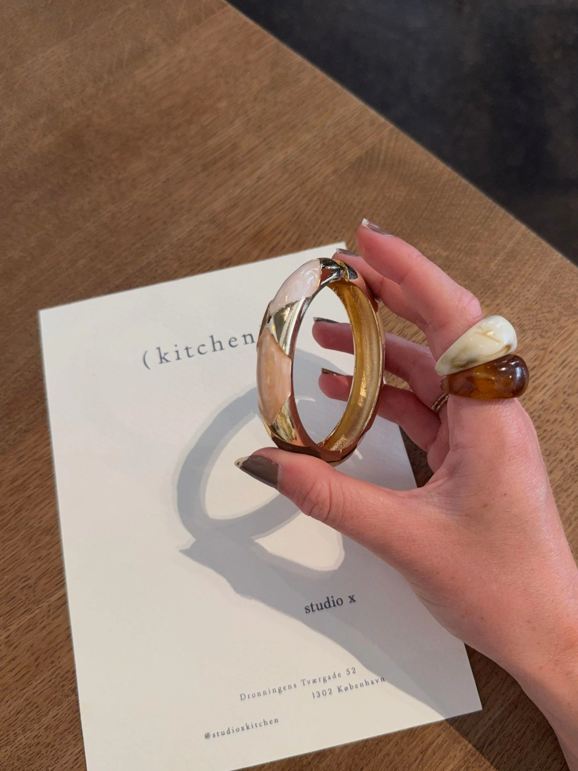 Tove bracelet with details – Nude/brown/gold 7 Tove bracelet with details – Nude/brown/gold