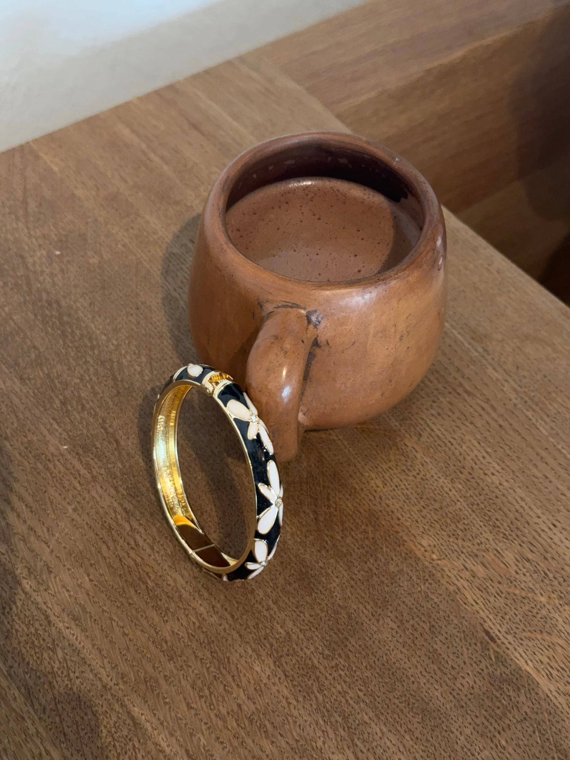 Arna bracelet with flowers – Black/gold 2 Arna bracelet with flowers – Black/gold