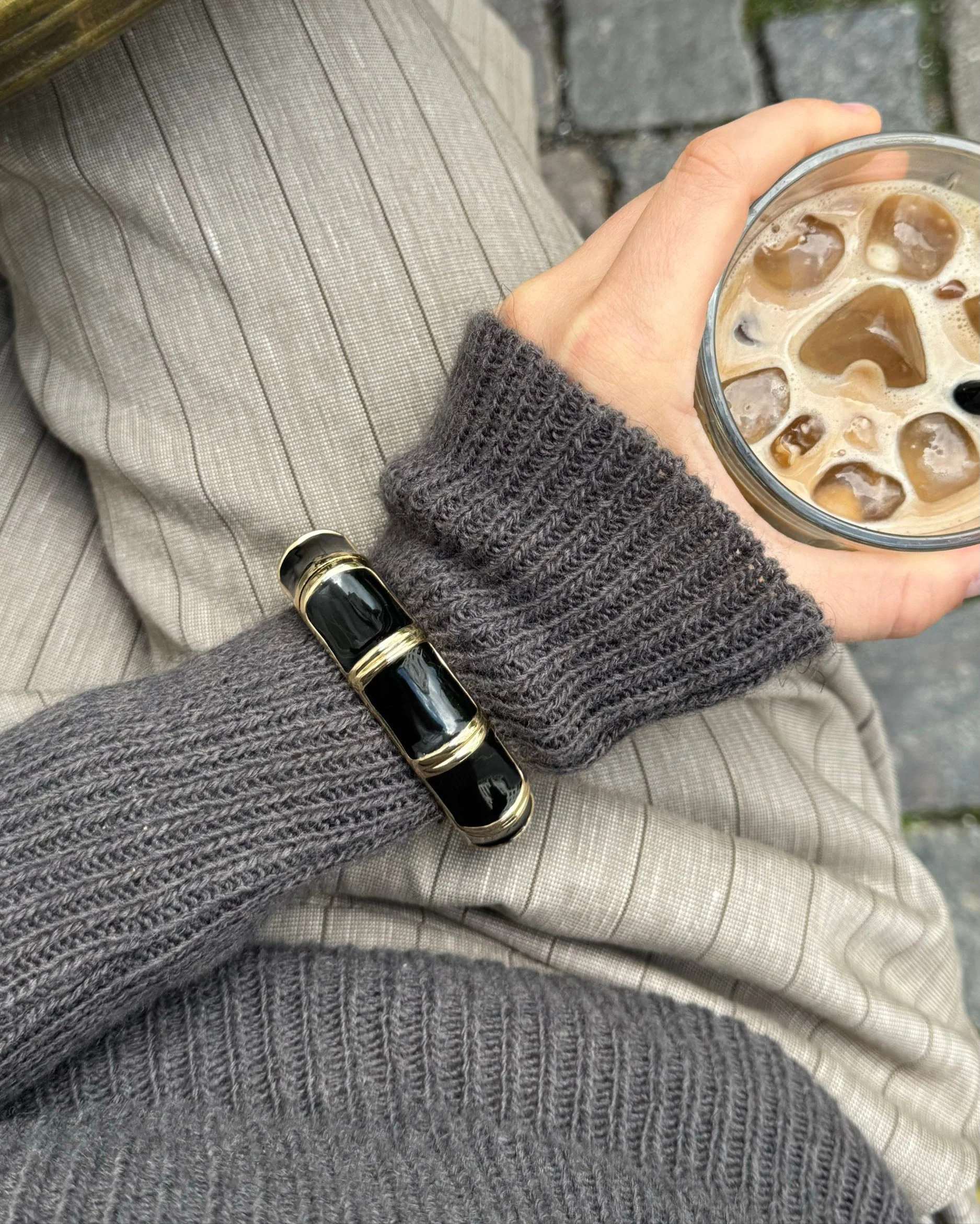 Eivora bracelet with stripes – Black/gold