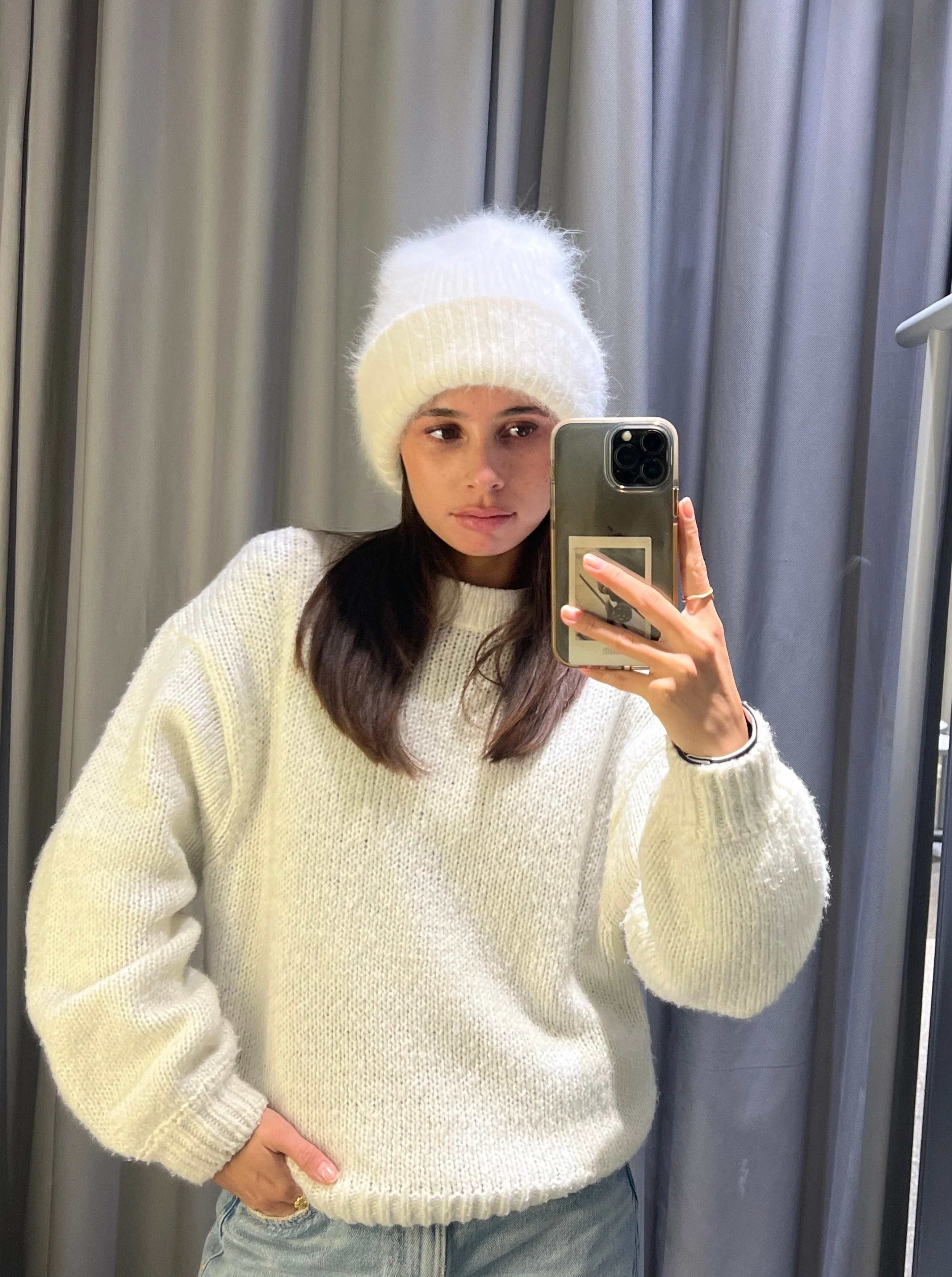 Fluffy beanie - White