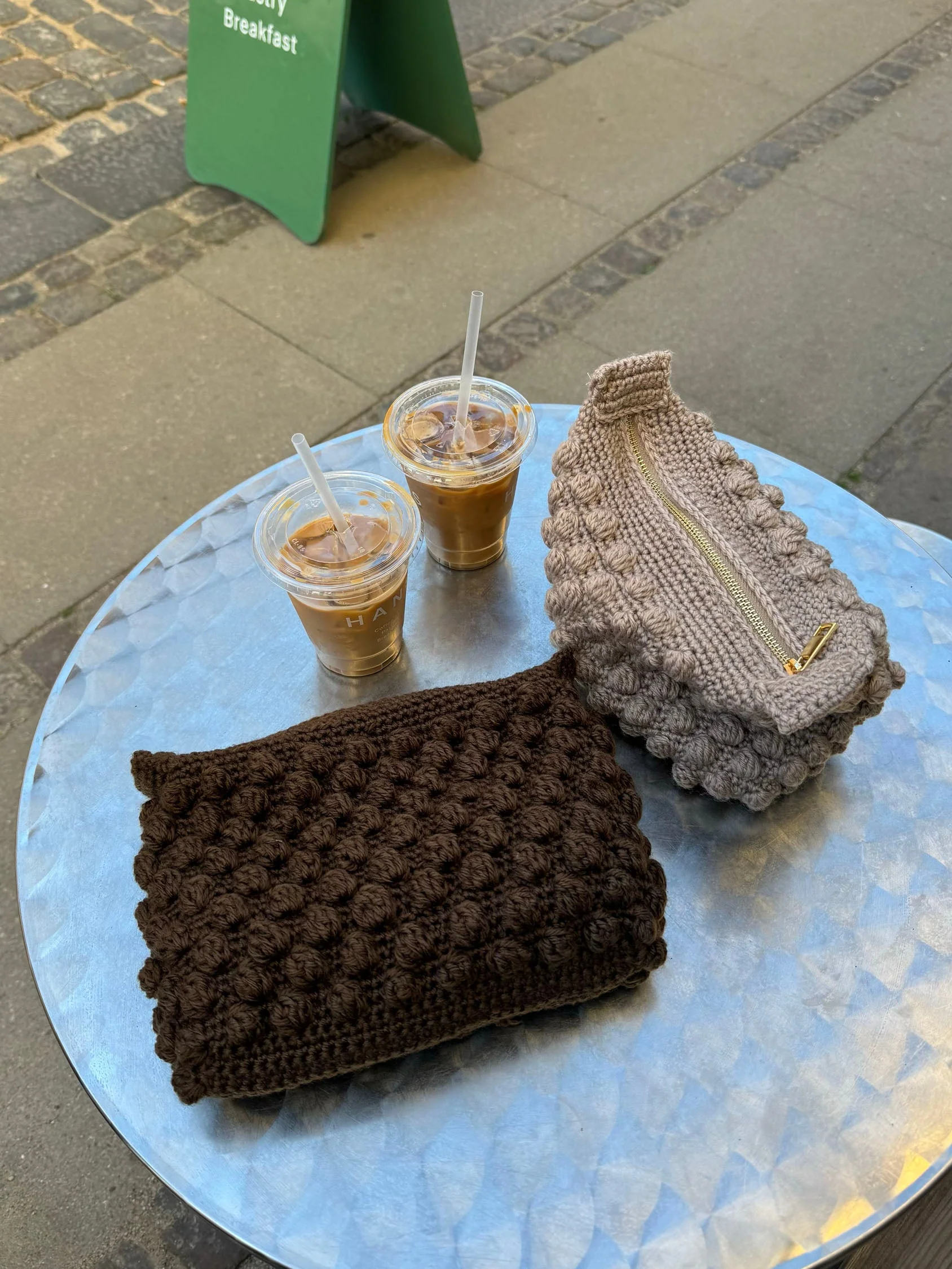 Crocheted clutch – Brown