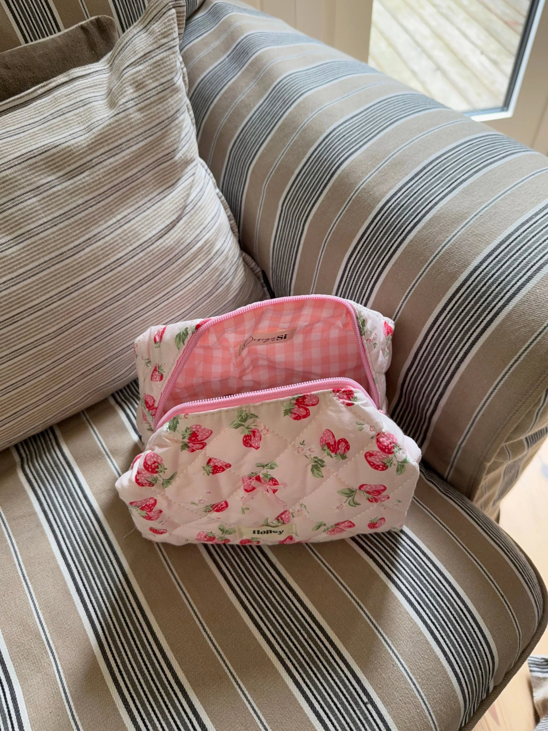Honey small toiletry bag – Pink with strawberries 3 Honey small toiletry bag – Pink with strawberries