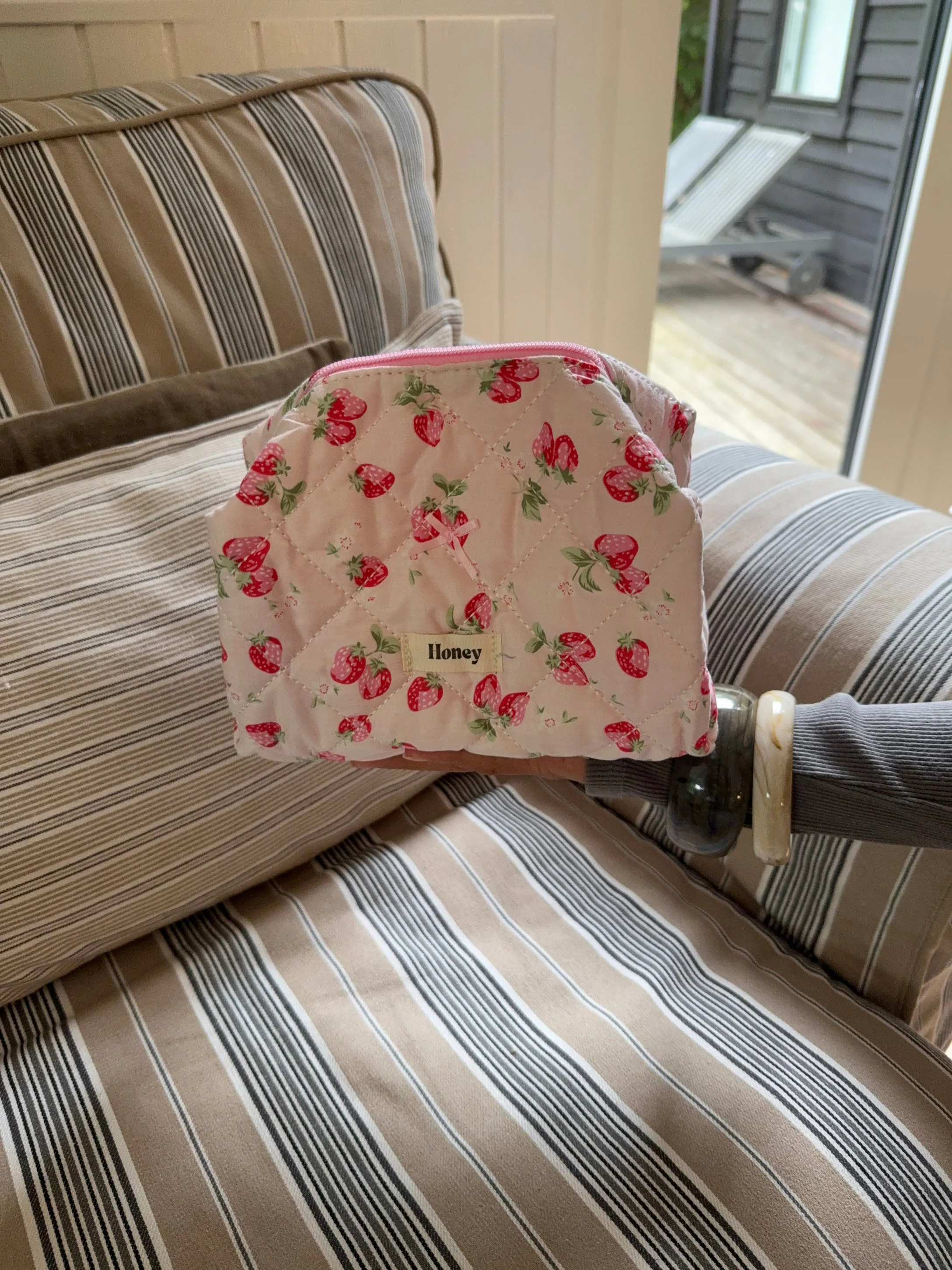 Honey small toiletry bag – Pink with strawberries 5 Honey small toiletry bag – Pink with strawberries