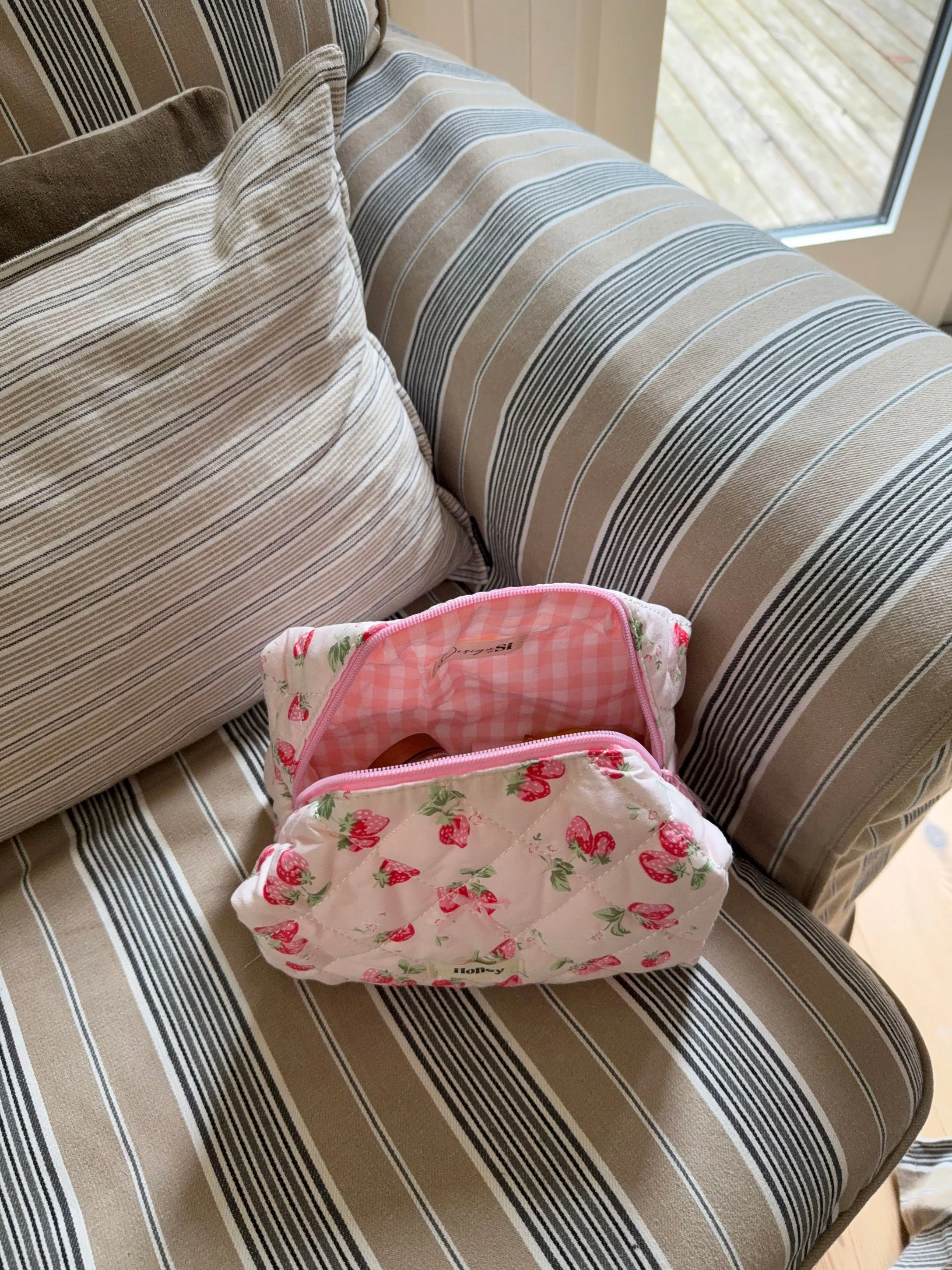 Honey small toiletry bag – Pink with strawberries 7 Honey small toiletry bag – Pink with strawberries