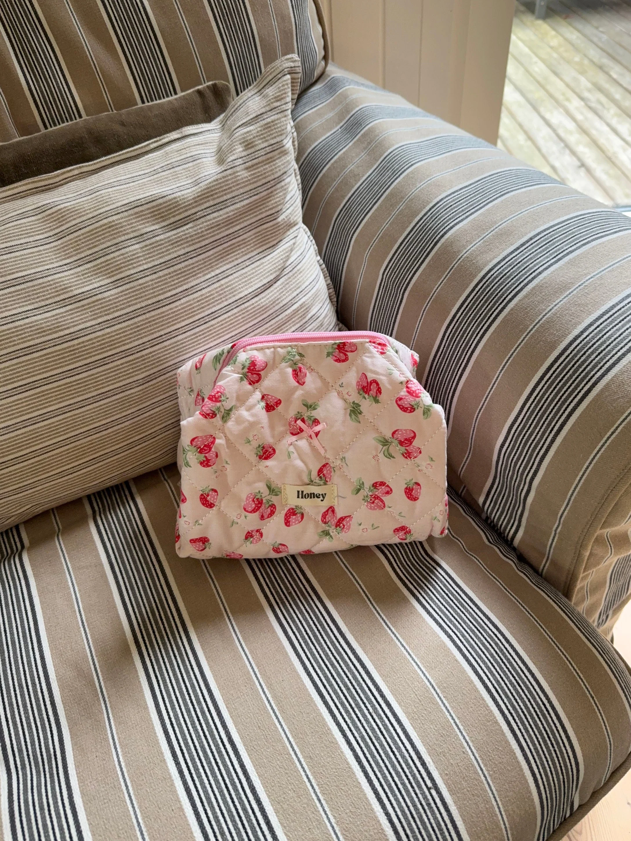 Honey small toiletry bag – Pink with strawberries 8 Honey small toiletry bag – Pink with strawberries