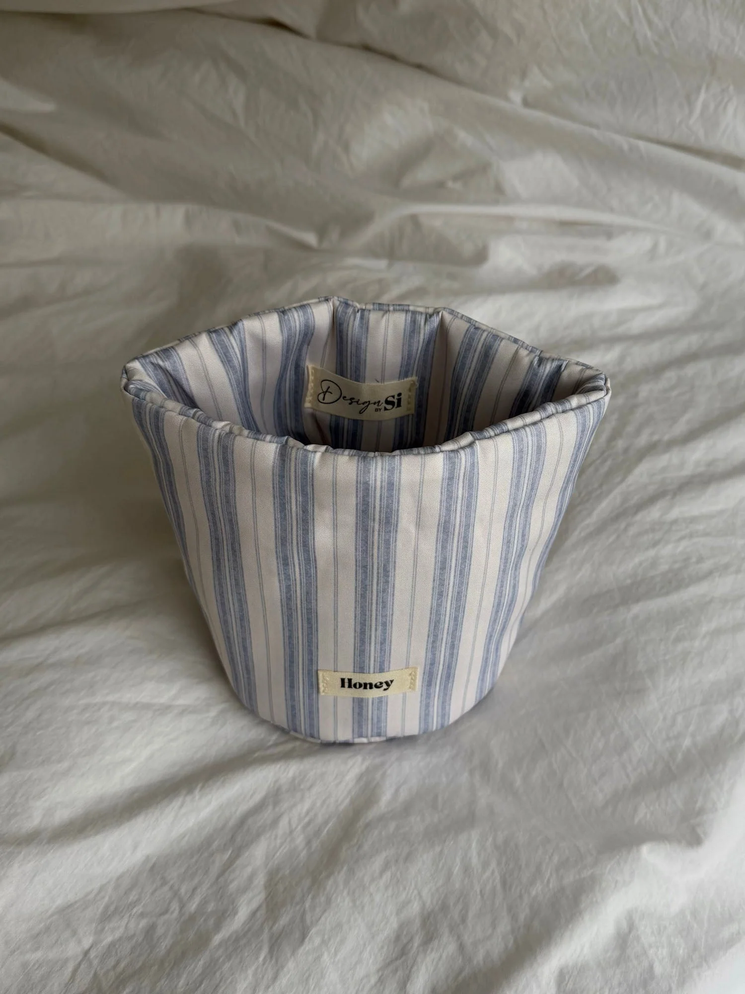 Honey small storage keeper in fabric with stripes - White/blue 2 Honey small storage keeper in fabric with stripes - White/blue