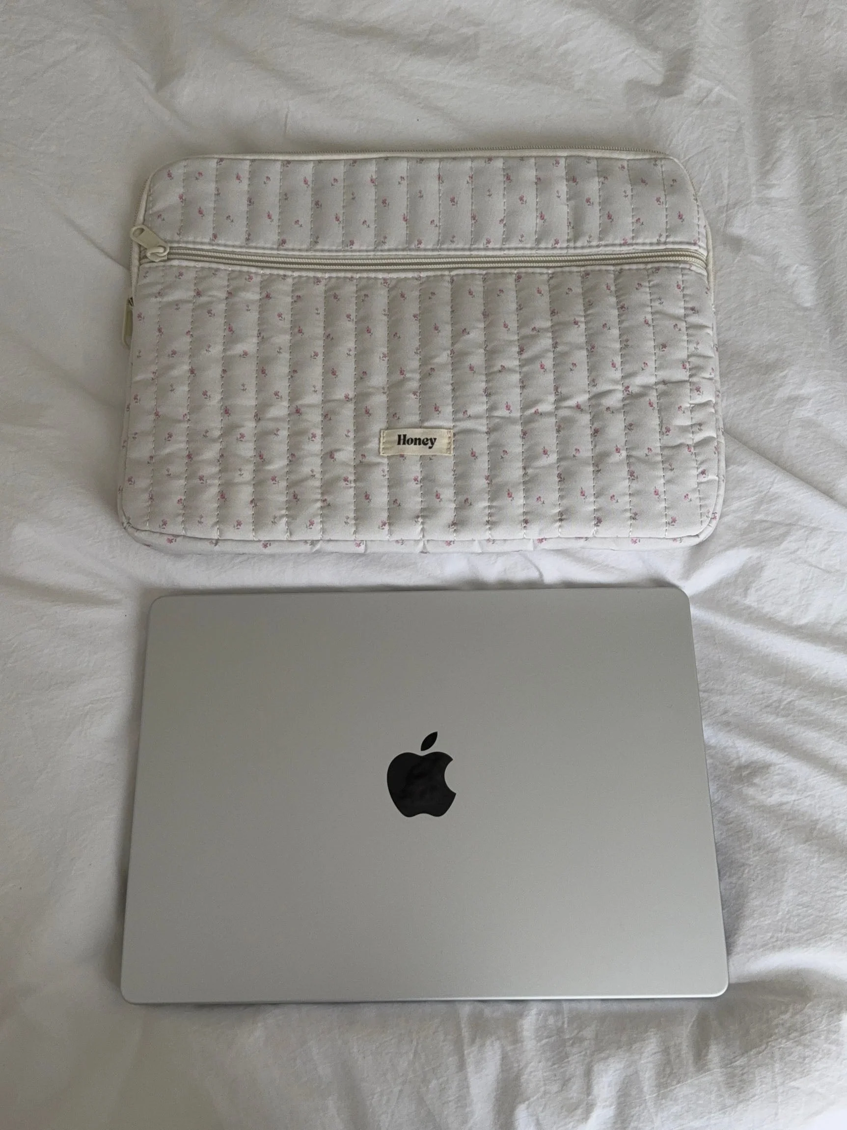 Honey computer sleeve – Off-white with small pink flowers