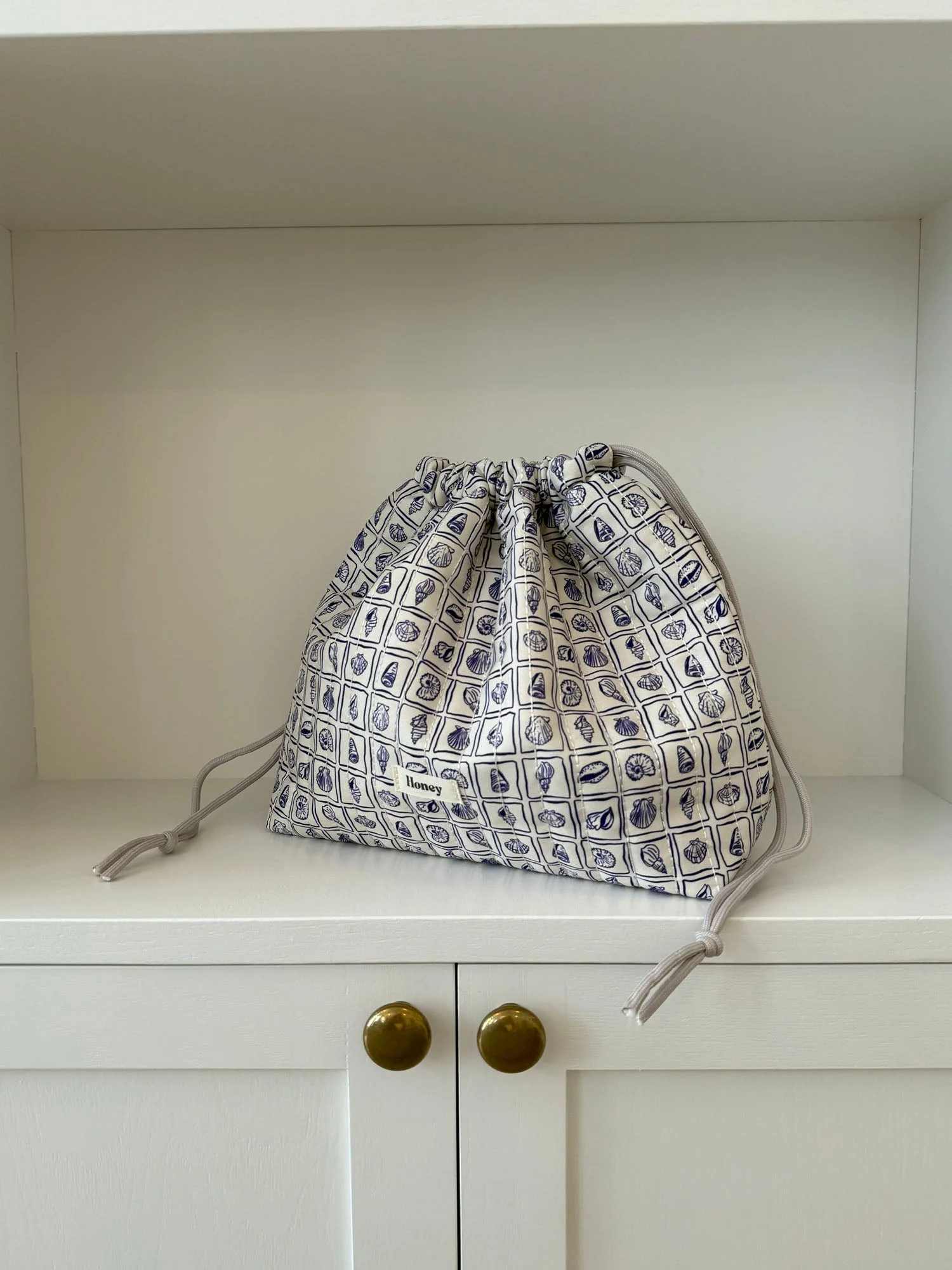 Honey large toiletry bag – White with purple seashells