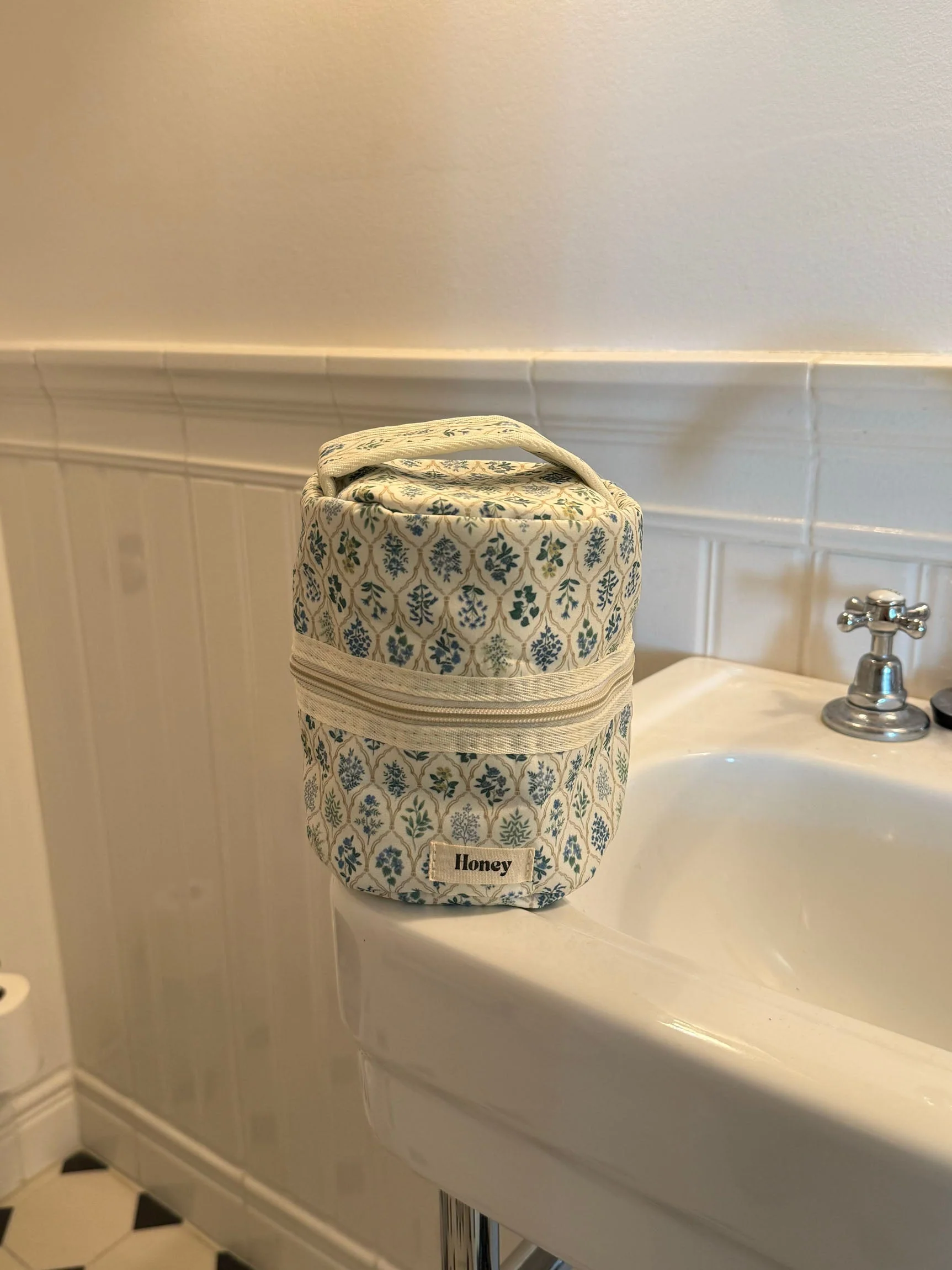 Honey small toiletry bag – White with various flowers 2 Honey small toiletry bag – White with various flowers