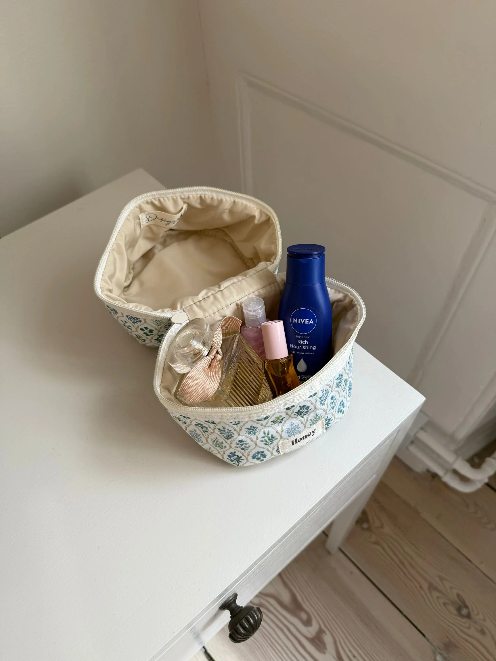 Honey small toiletry bag – White with various flowers 4 Honey small toiletry bag – White with various flowers