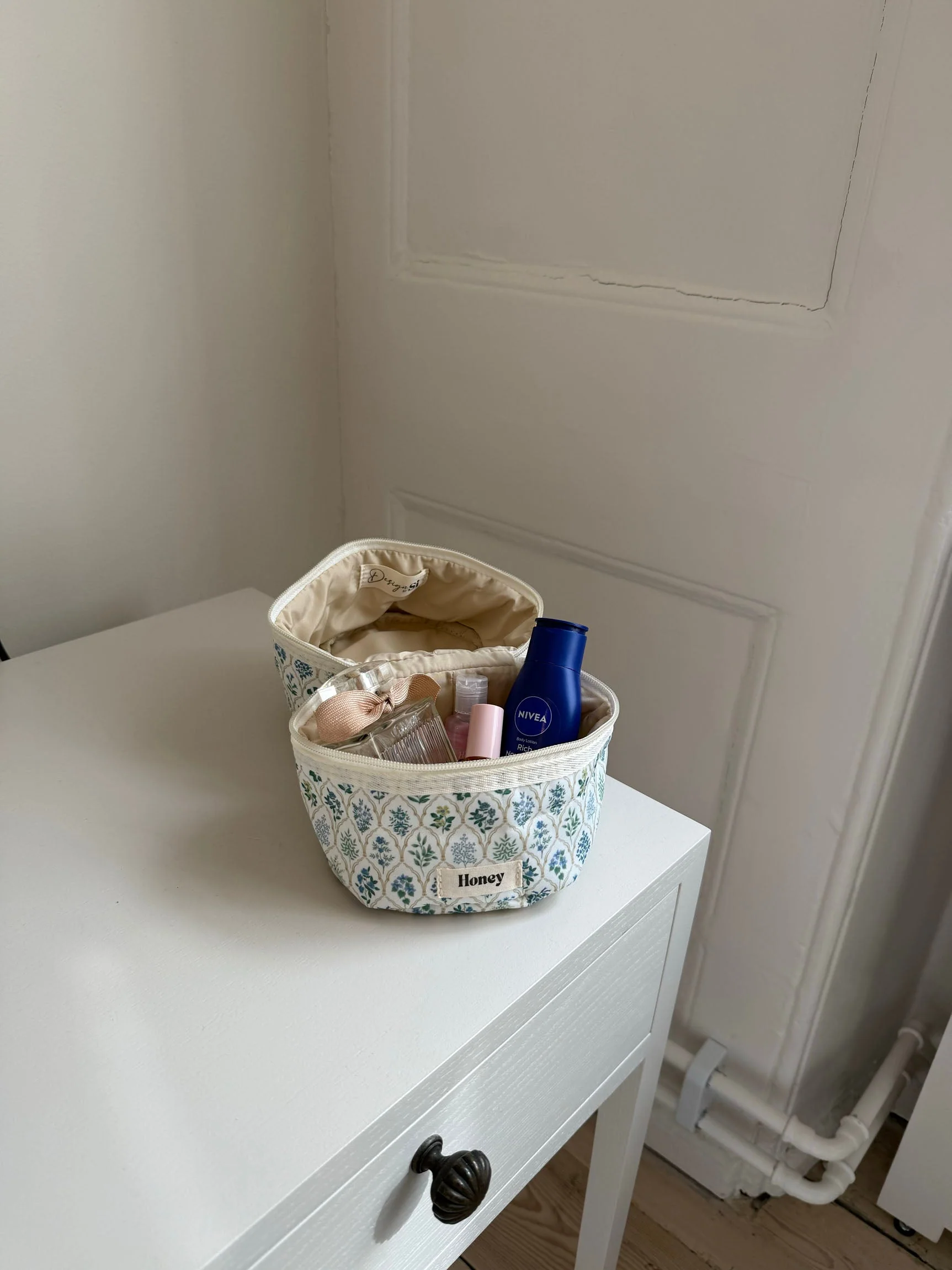 Honey small toiletry bag – White with various flowers 6 Honey small toiletry bag – White with various flowers