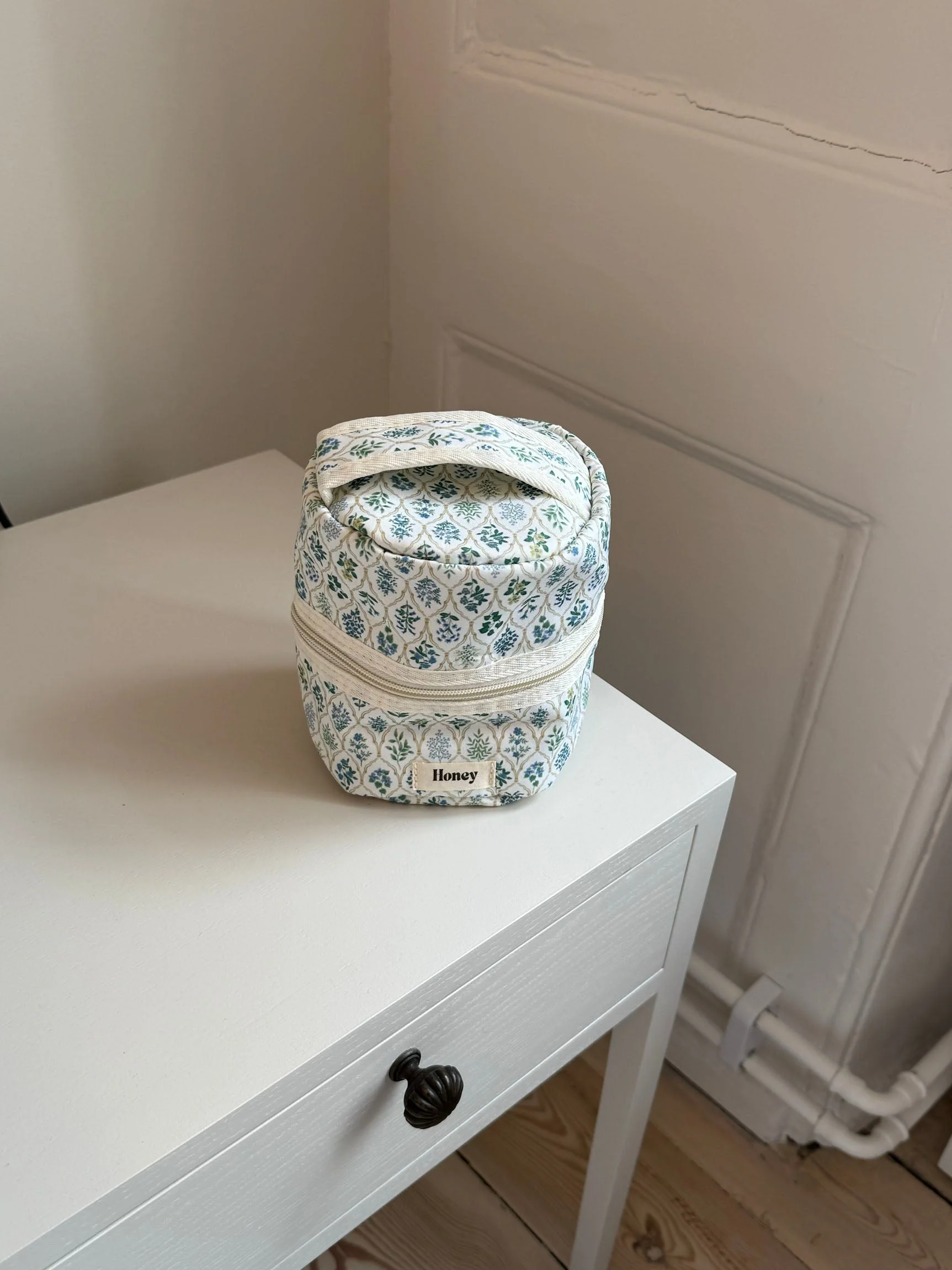 Honey small toiletry bag – White with various flowers 7 Honey small toiletry bag – White with various flowers