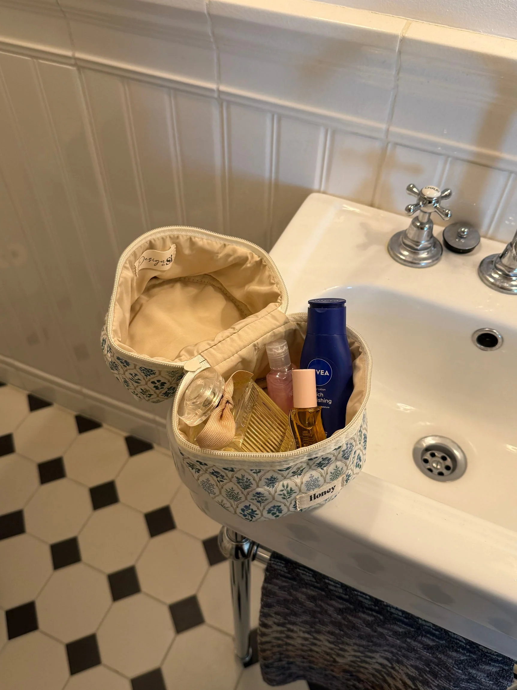 Honey small toiletry bag – White with various flowers 8 Honey small toiletry bag – White with various flowers