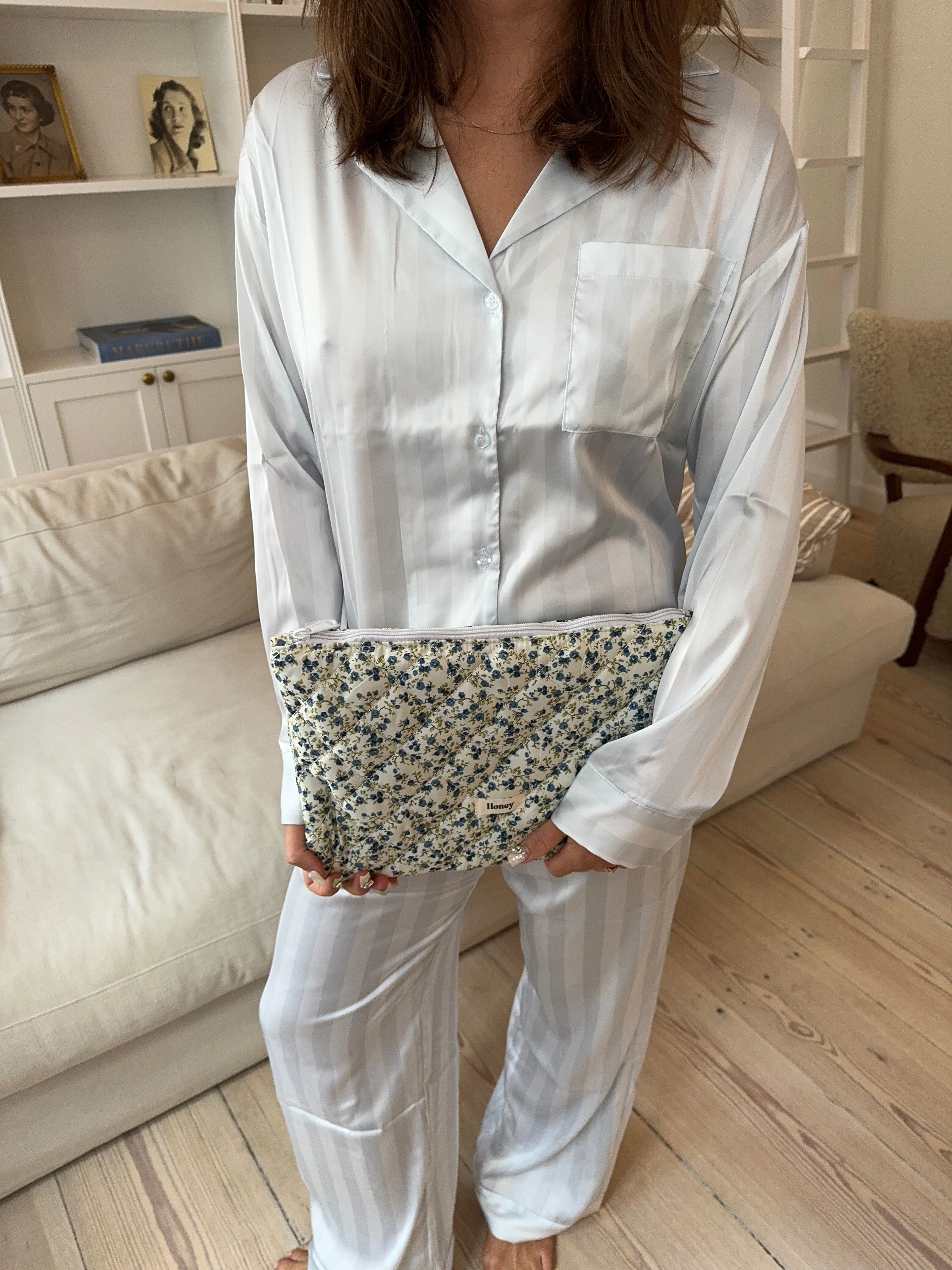 Honey computer sleeve - White with blue flowers 5 Honey computer sleeve - White with blue flowers