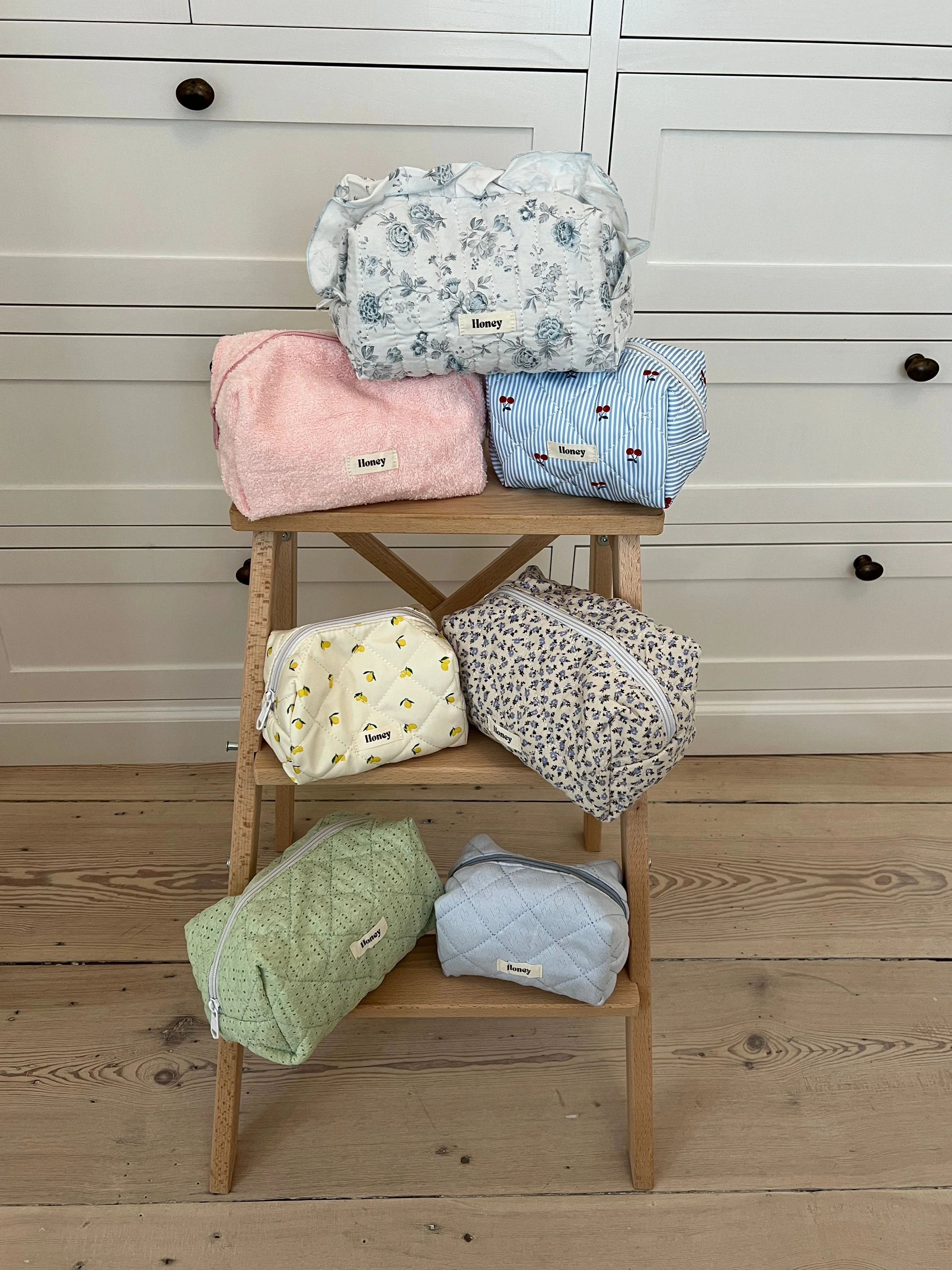 Honey small toiletry bag - Light blue with embroidered hearts 4 Honey small toiletry bag - Light blue with embroidered hearts
