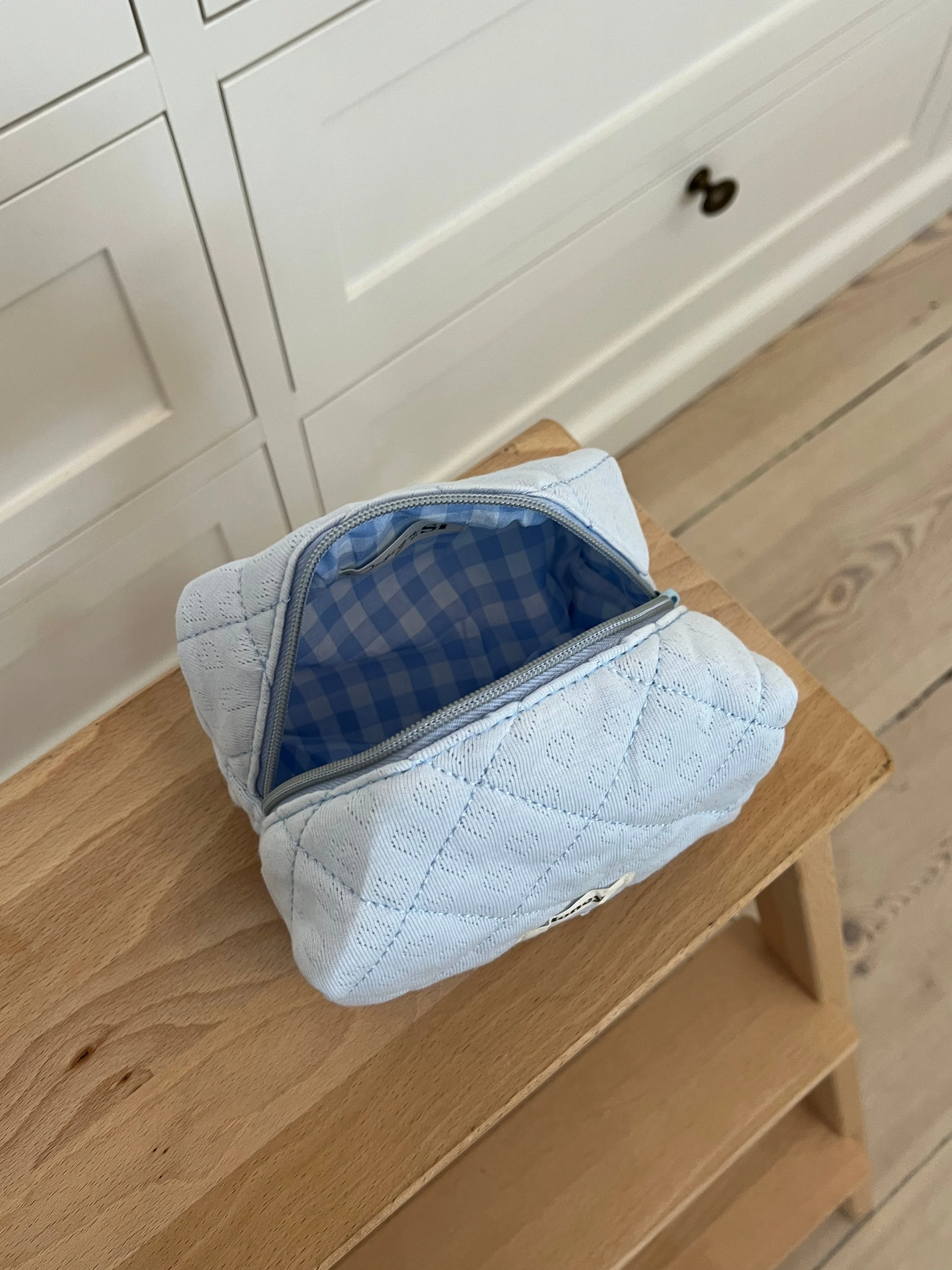 Honey small toiletry bag - Light blue with embroidered hearts 5 Honey small toiletry bag - Light blue with embroidered hearts