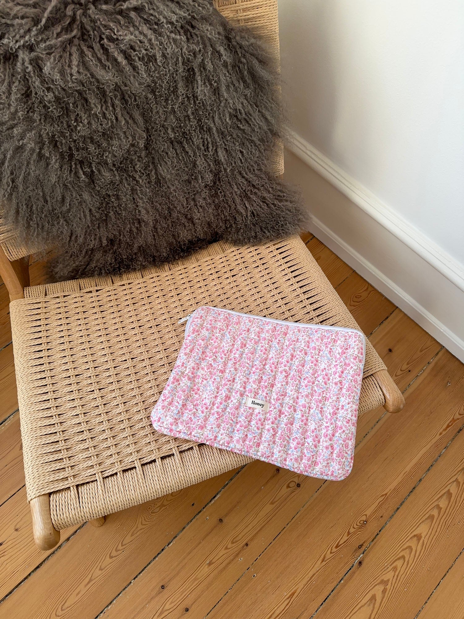 Honey computer sleeve - White with pink/blue flowers 2 Honey computer sleeve - White with pink/blue flowers