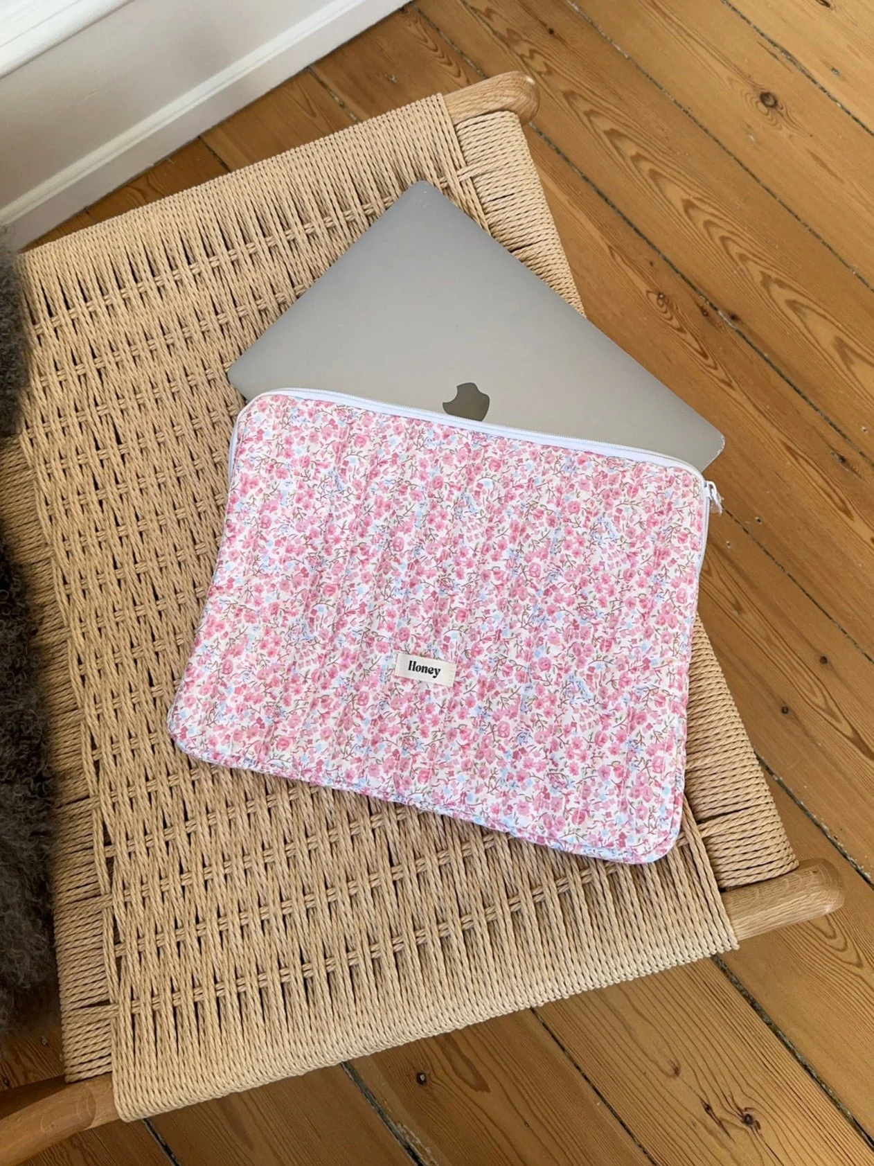 Honey computer sleeve - White with pink/blue flowers 4 Honey computer sleeve - White with pink/blue flowers