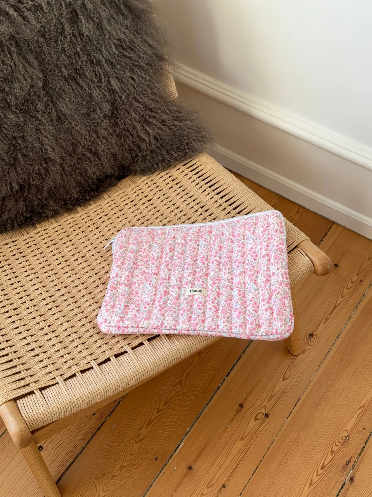 Honey computer sleeve - White with pink/blue flowers 5 Honey computer sleeve - White with pink/blue flowers