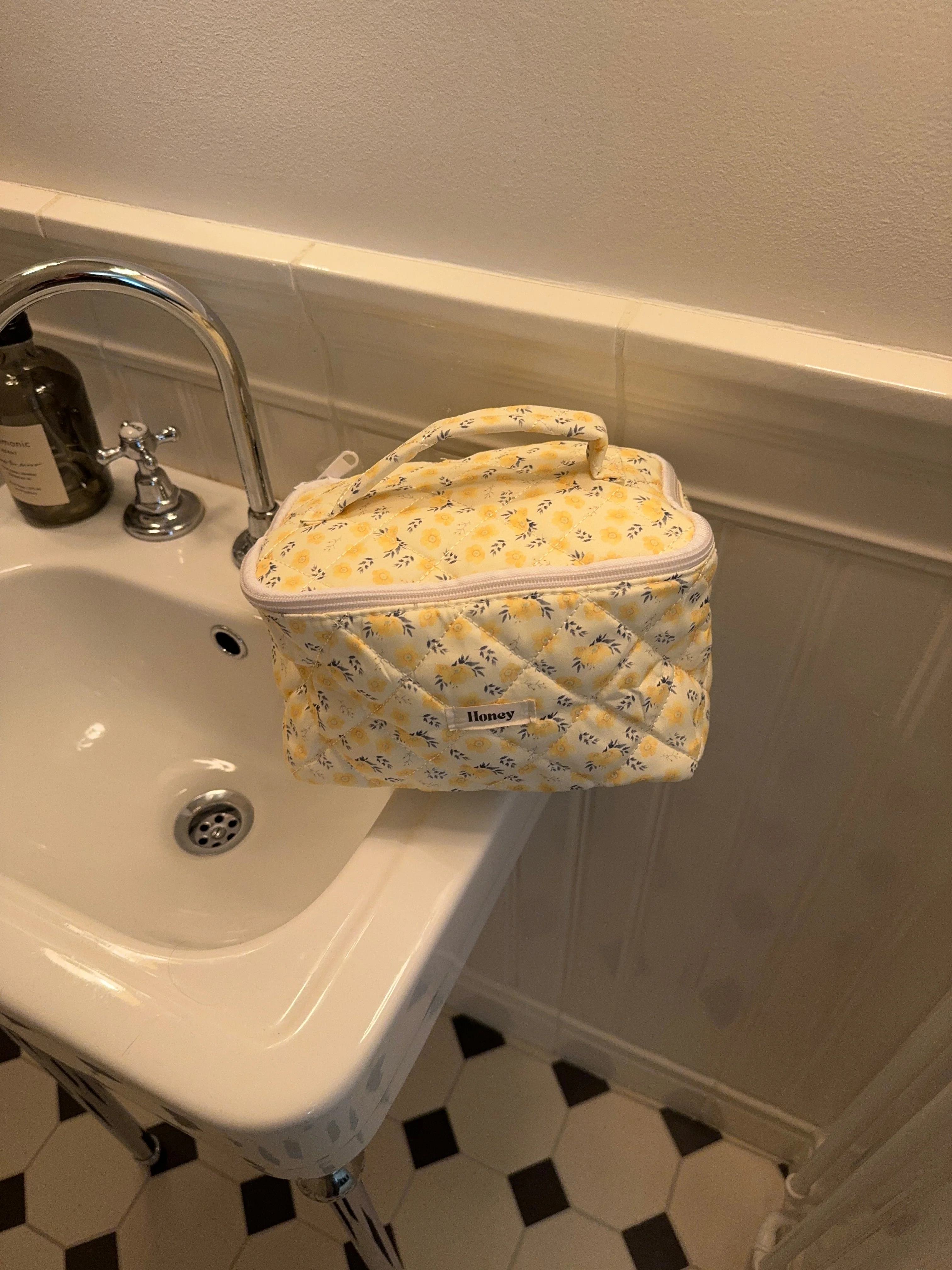 Honey large toiletry bag with hang - Light yellow with yellow flowers 2 Honey large toiletry bag with hang - Light yellow with yellow flowers