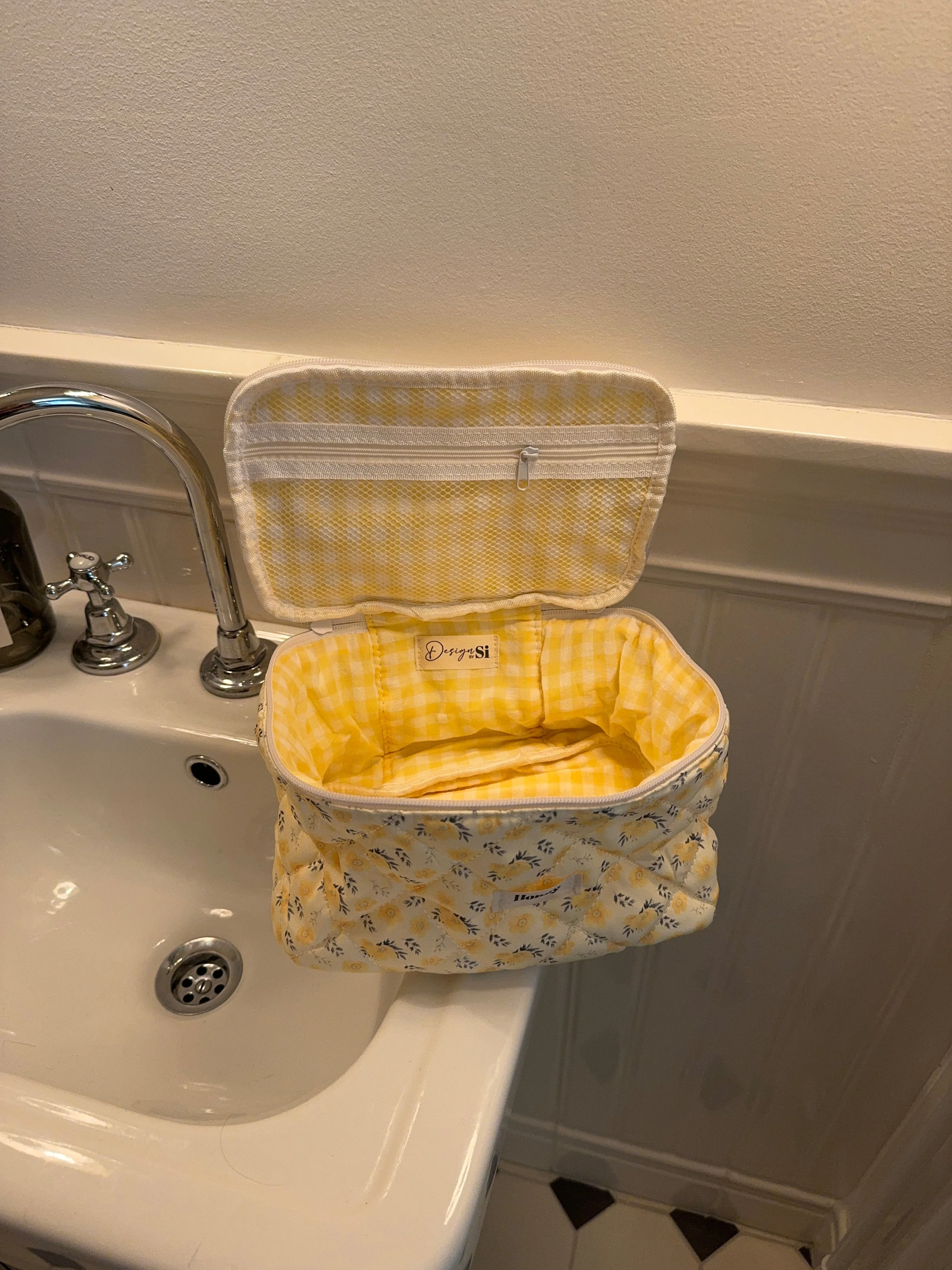 Honey large toiletry bag with hang - Light yellow with yellow flowers 3 Honey large toiletry bag with hang - Light yellow with yellow flowers