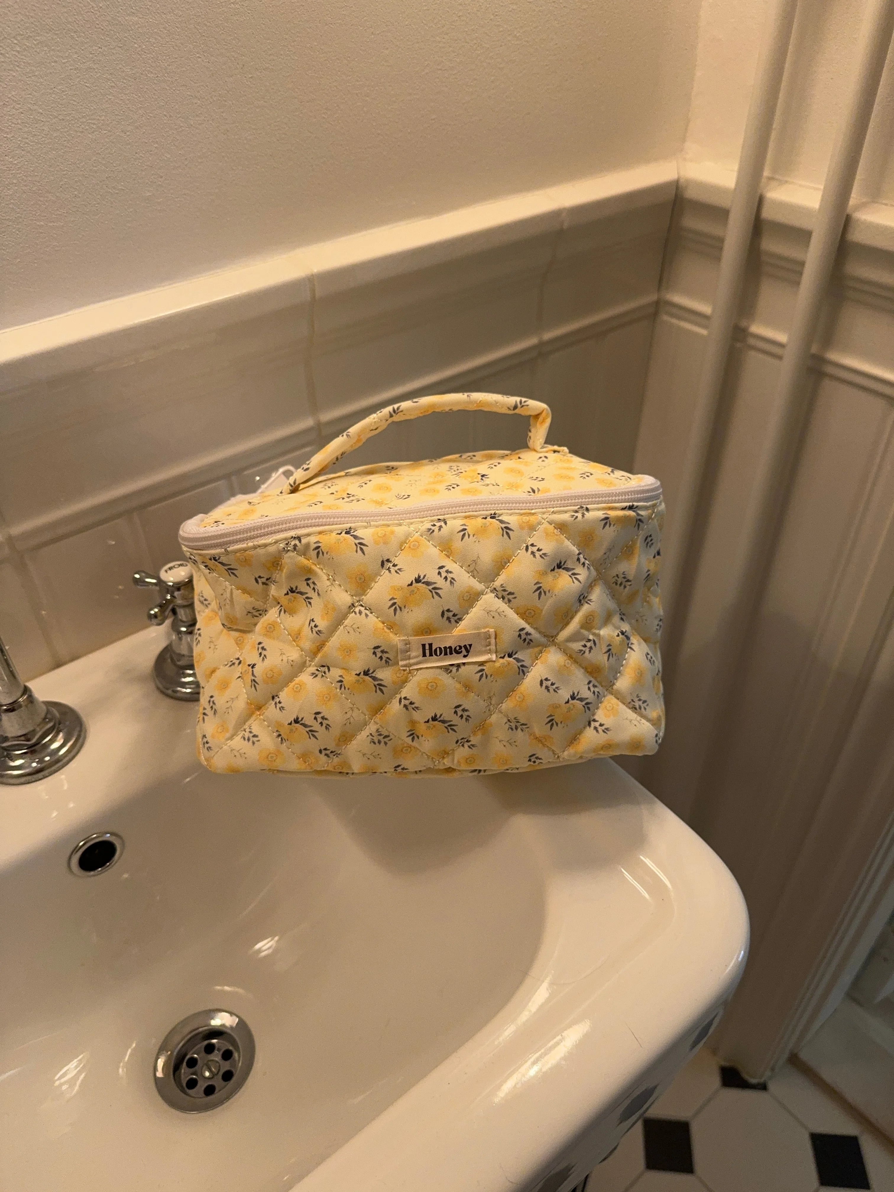 Honey large toiletry bag with hang - Light yellow with yellow flowers 6 Honey large toiletry bag with hang - Light yellow with yellow flowers