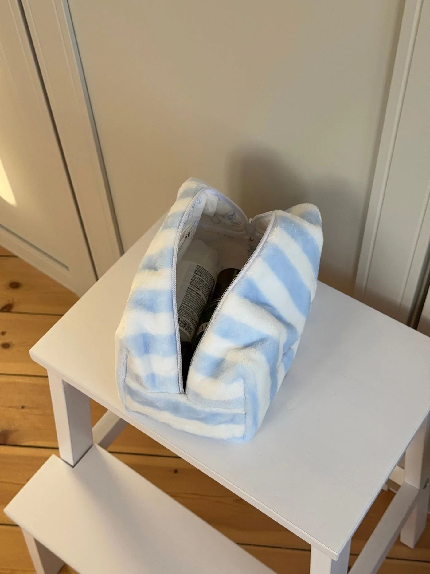 Honey small toiletry bag with stripes – White/blue 2 Honey small toiletry bag with stripes – White/blue