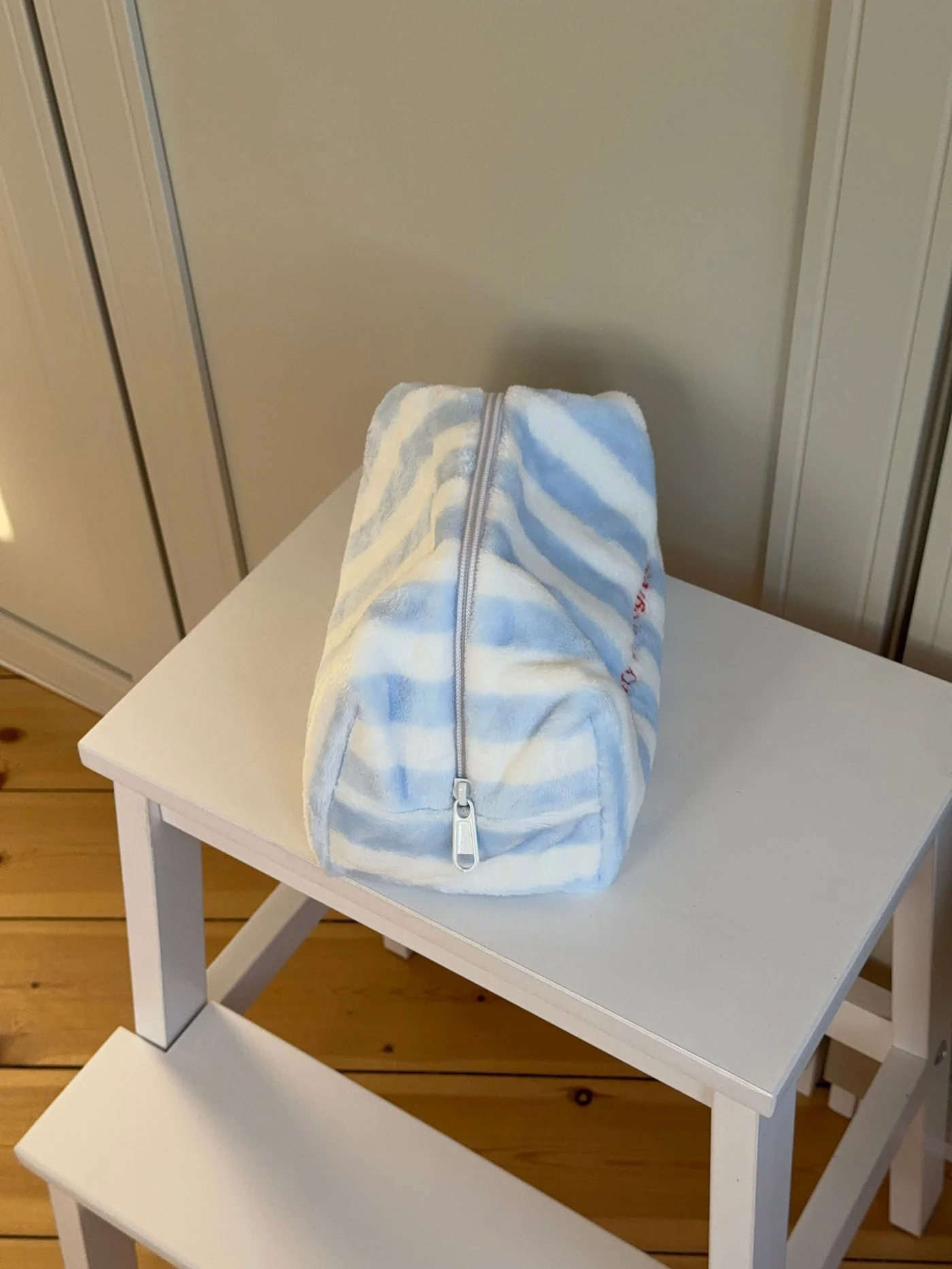 Honey small toiletry bag with stripes – White/blue 3 Honey small toiletry bag with stripes – White/blue