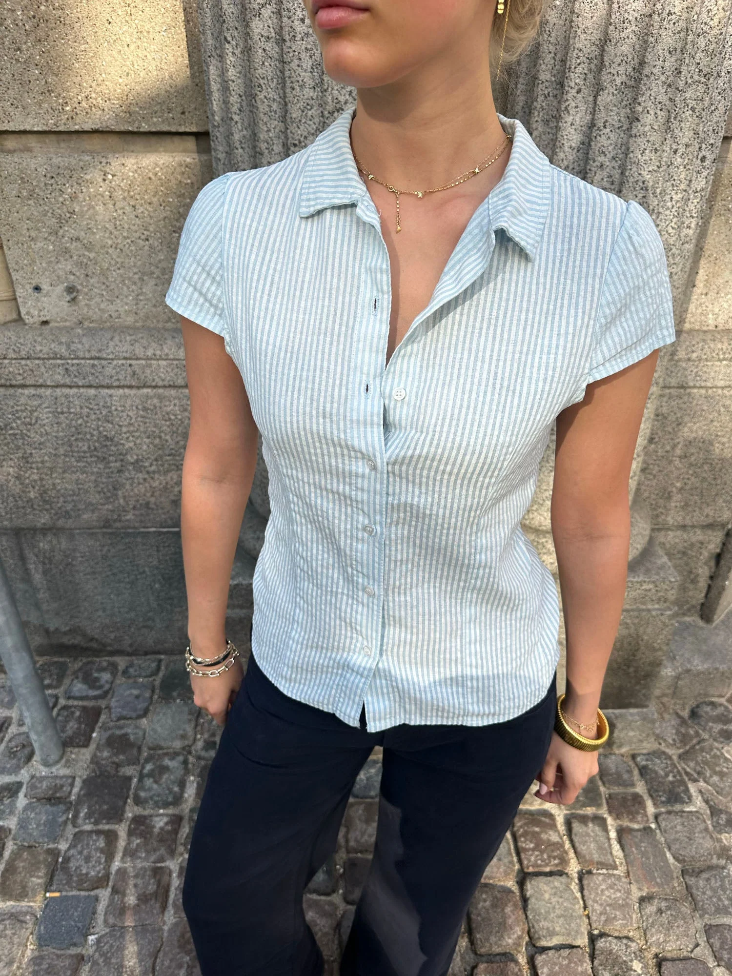 Josephine fitted shirt with short sleeves - Light blue/white 2 Josephine fitted shirt with short sleeves - Light blue/white